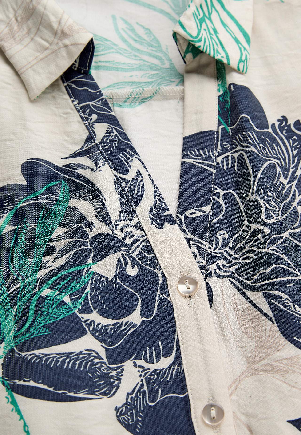 Blommig skjortklänning i mjuk viskosmix