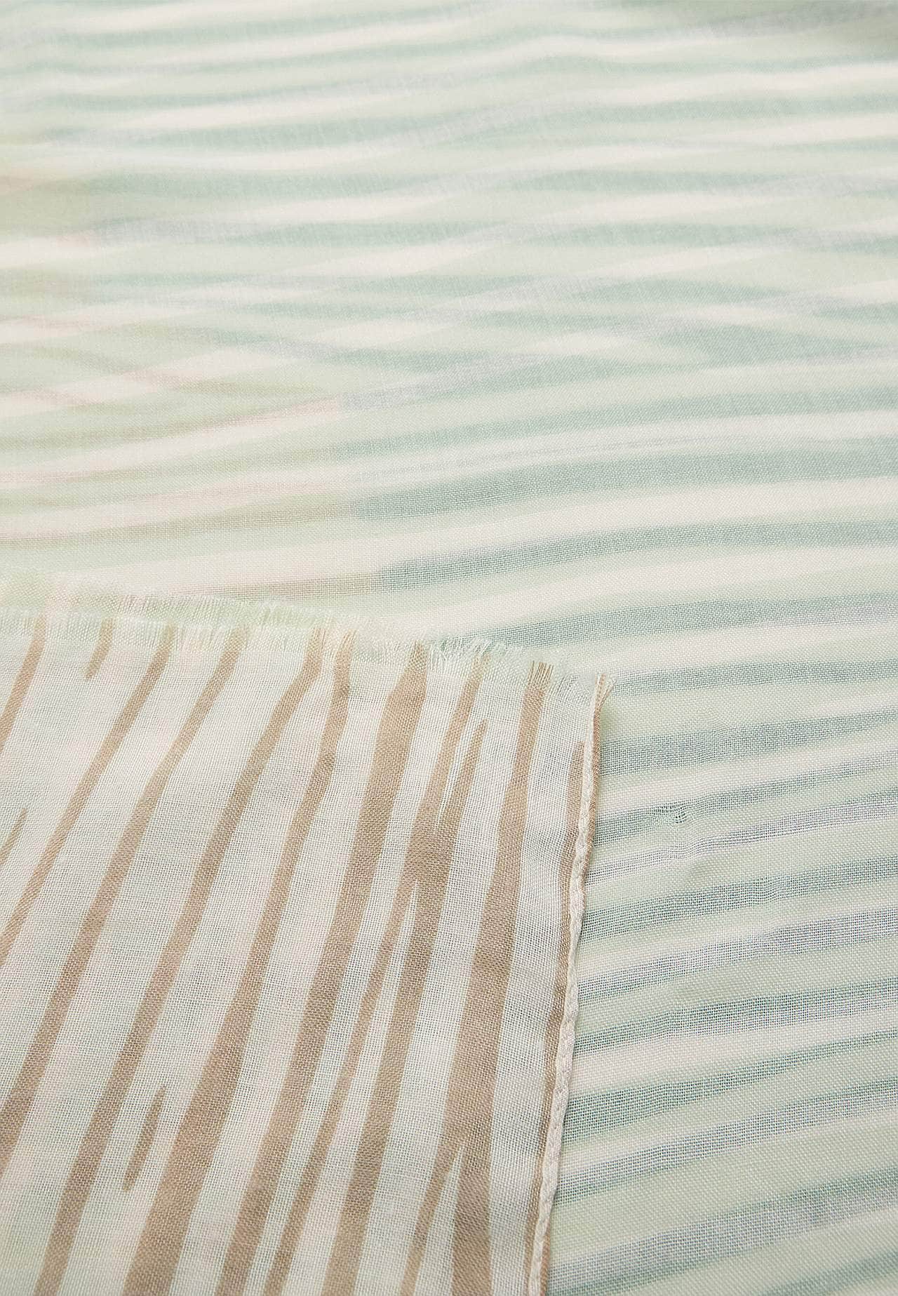 Lång, skir sjal med ränder