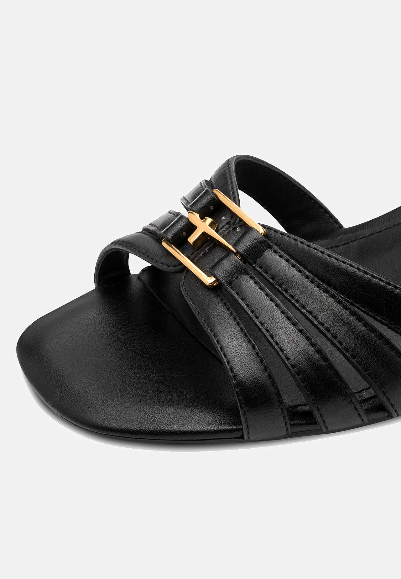 Skinnsandalett med metalldetaljer