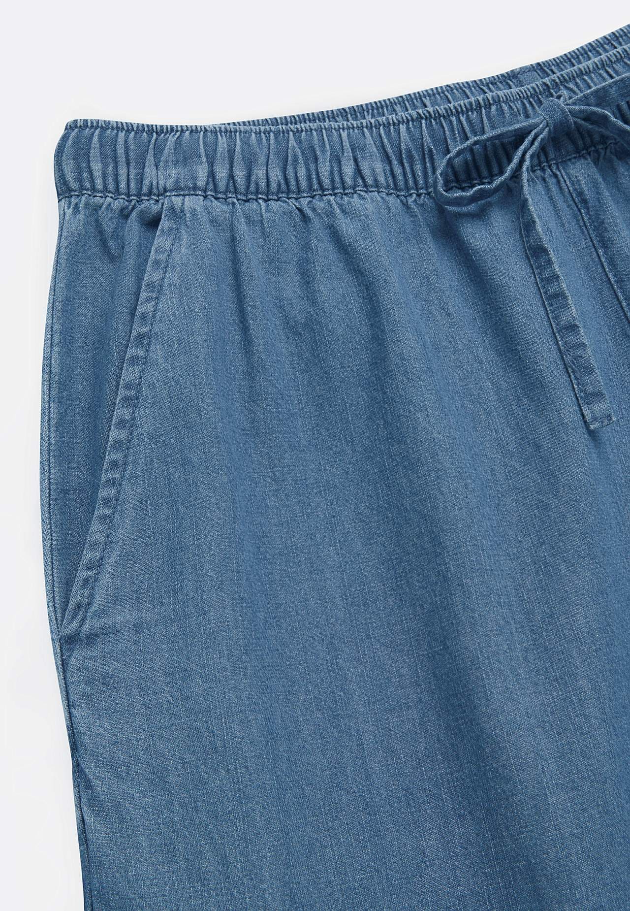 Byxa i lätt denim med hög midja