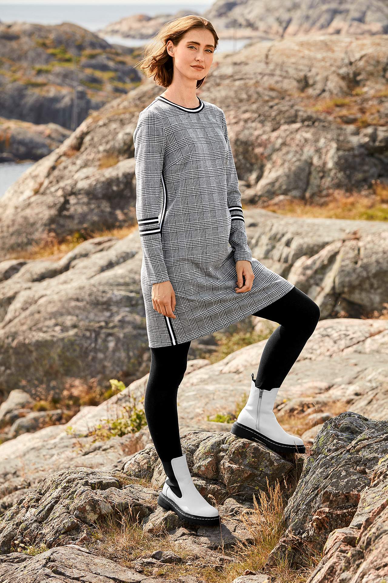 Trikåklänning med kontrastfärgade detaljer