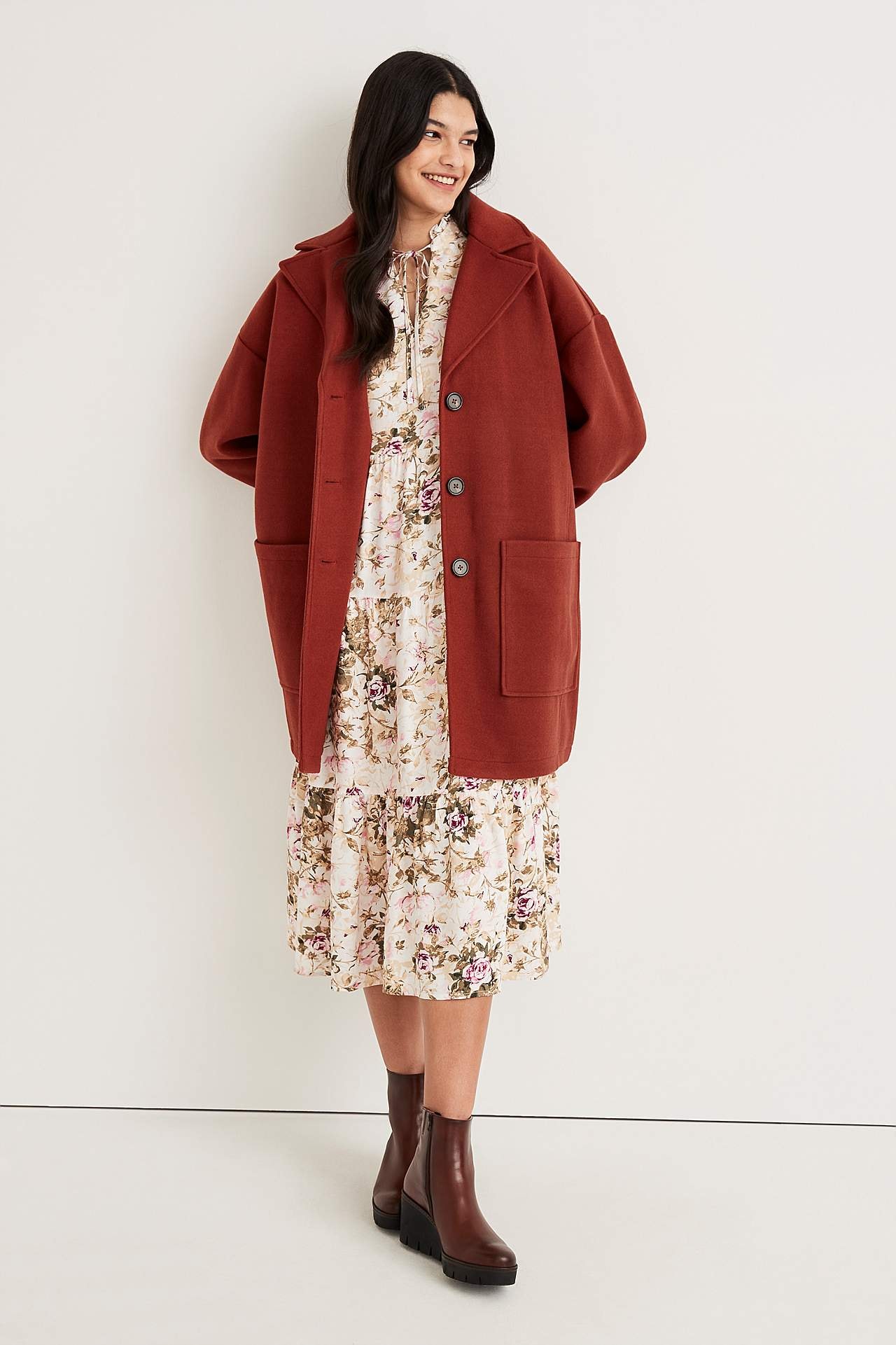 Mönstrad klänning med volang