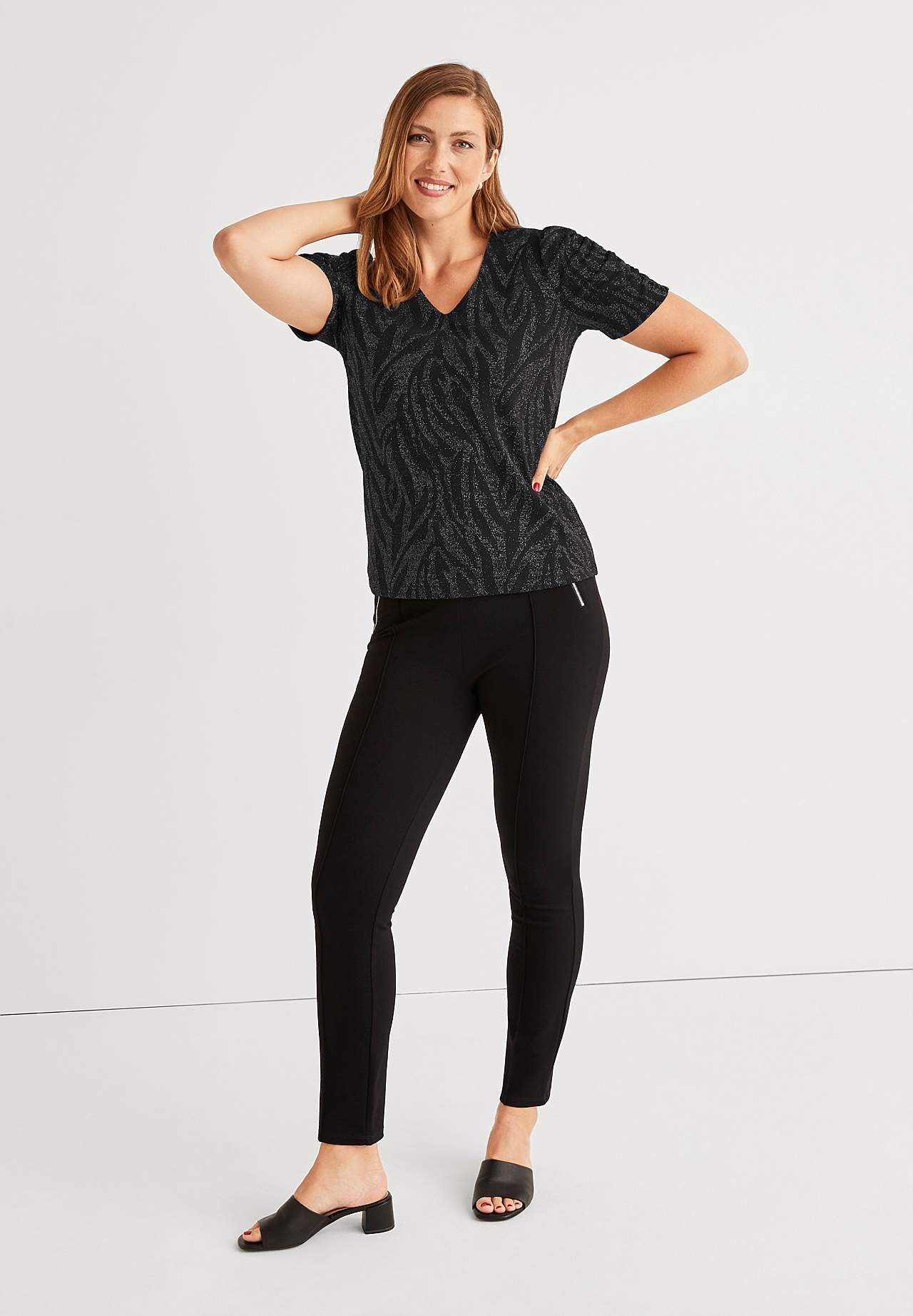 Glittrig festtopp med rynkade ärmar