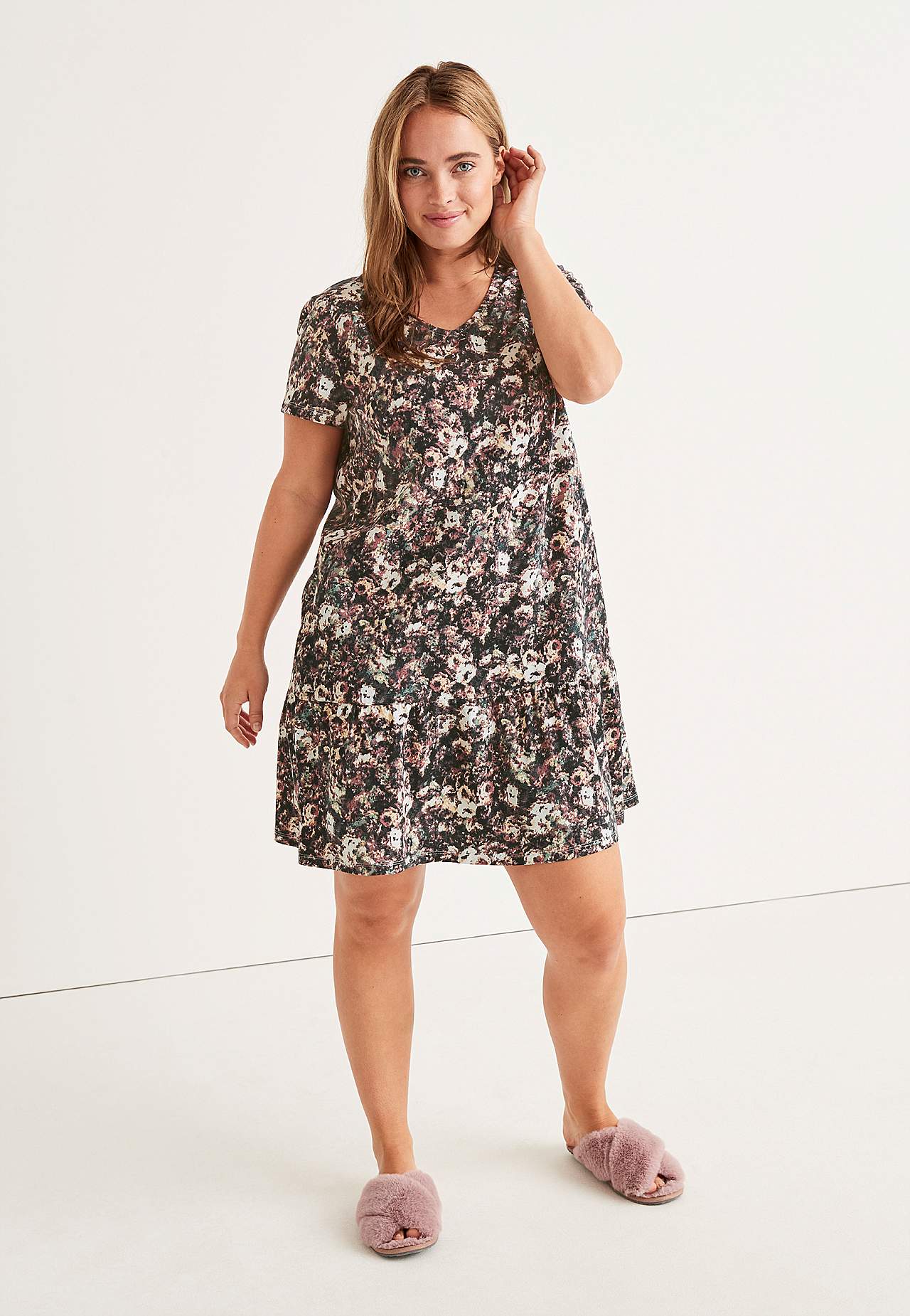 Mönstrat nattlinne med bred volang