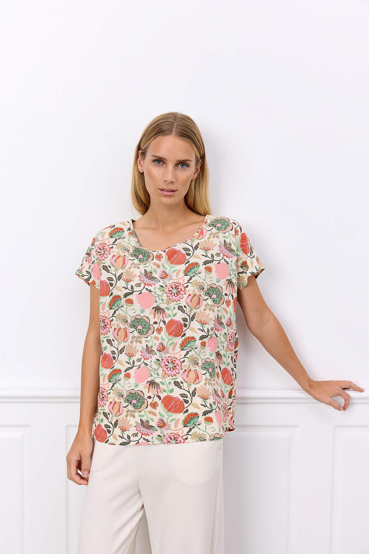 Blommönstrad blus med kort ärm