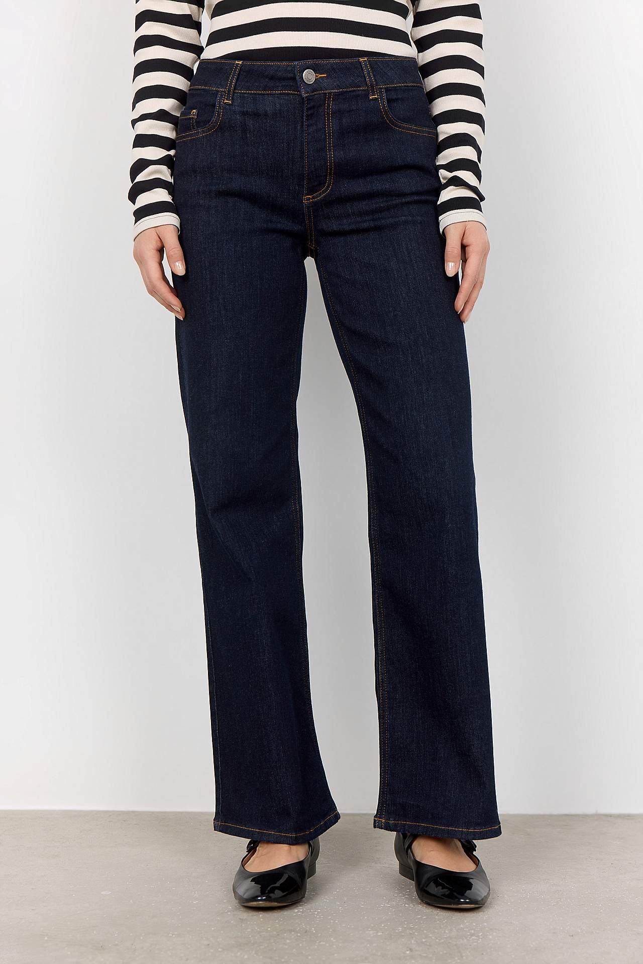 Stretchiga jeans med vida ben