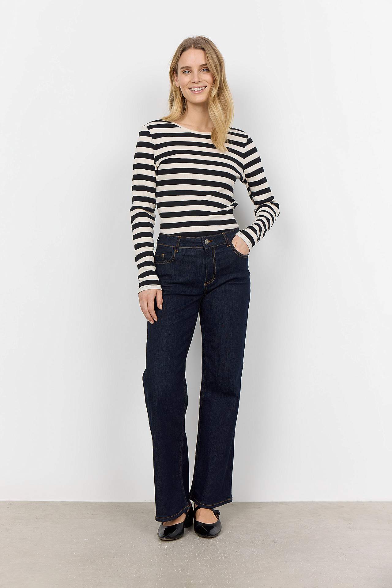 Stretchiga jeans med vida ben