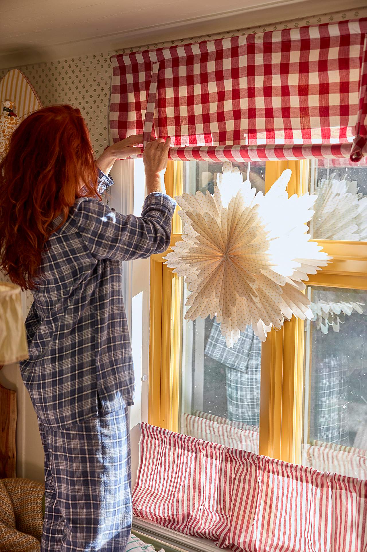 Vävd, rutig hissgardin