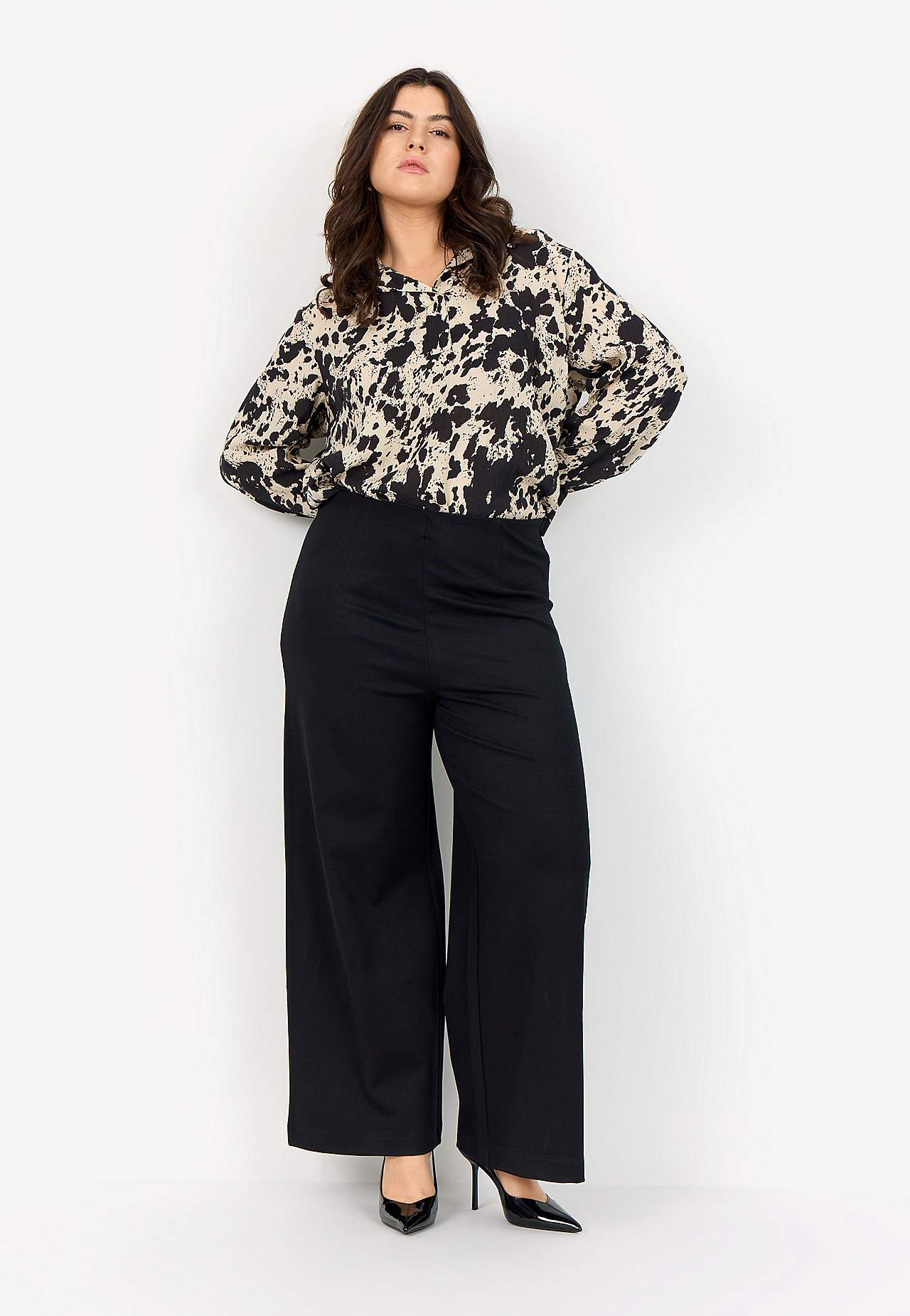 Stretchig, elegant byxa med vida ben