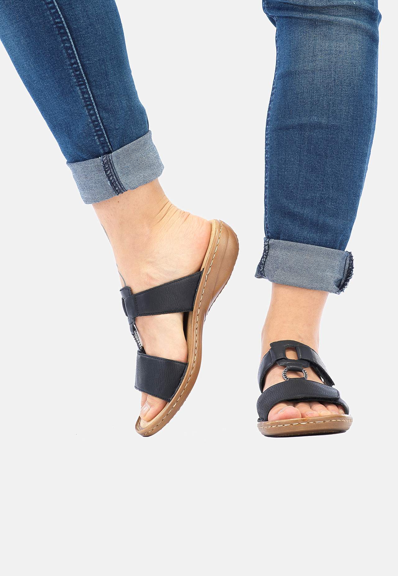 Slip-on skinnsandal med justerbara remmar