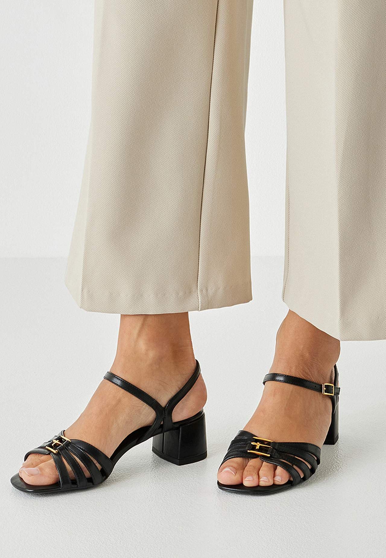 Skinnsandalett med metalldetaljer