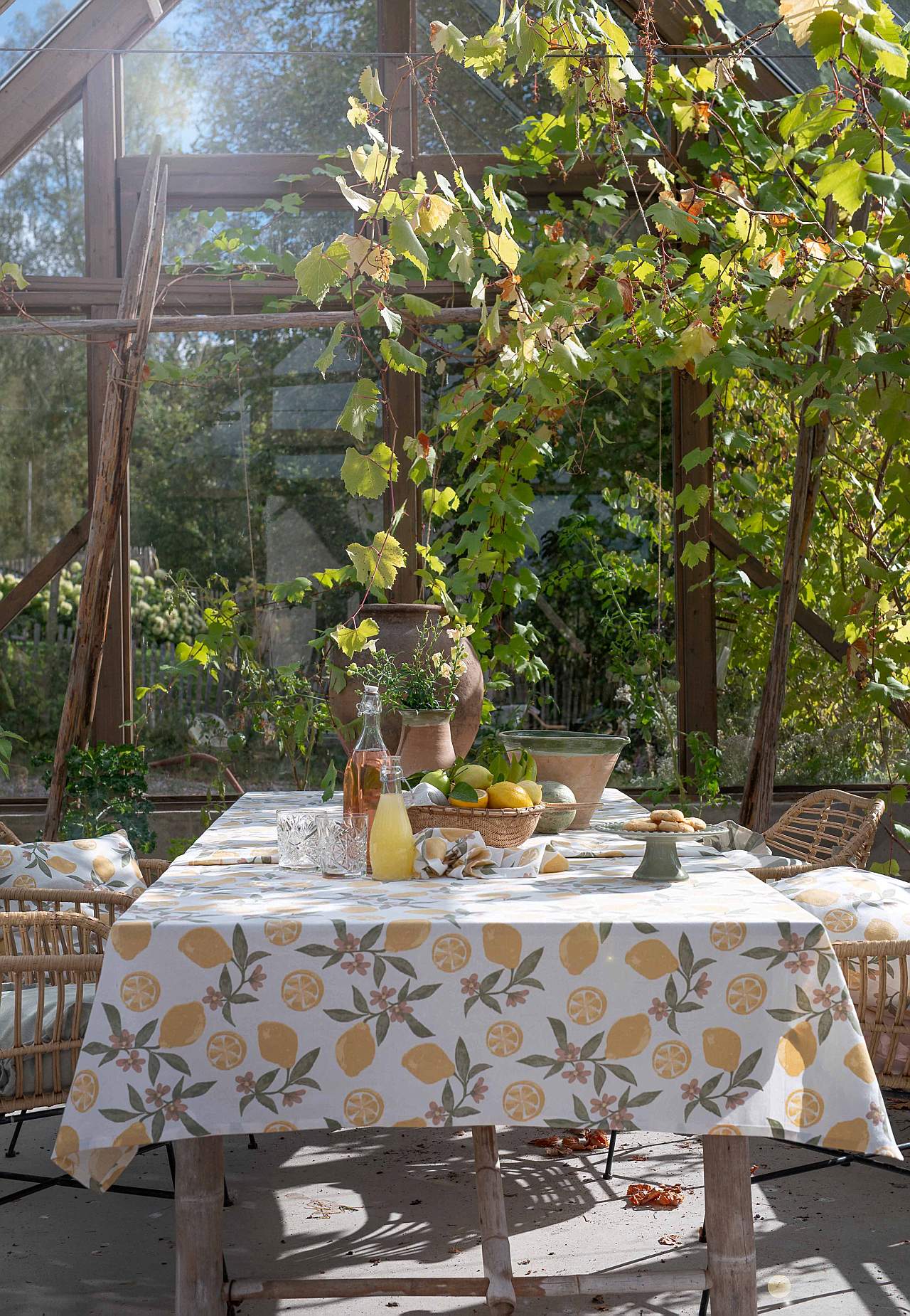 Duk med citronmönster 140x300 cm