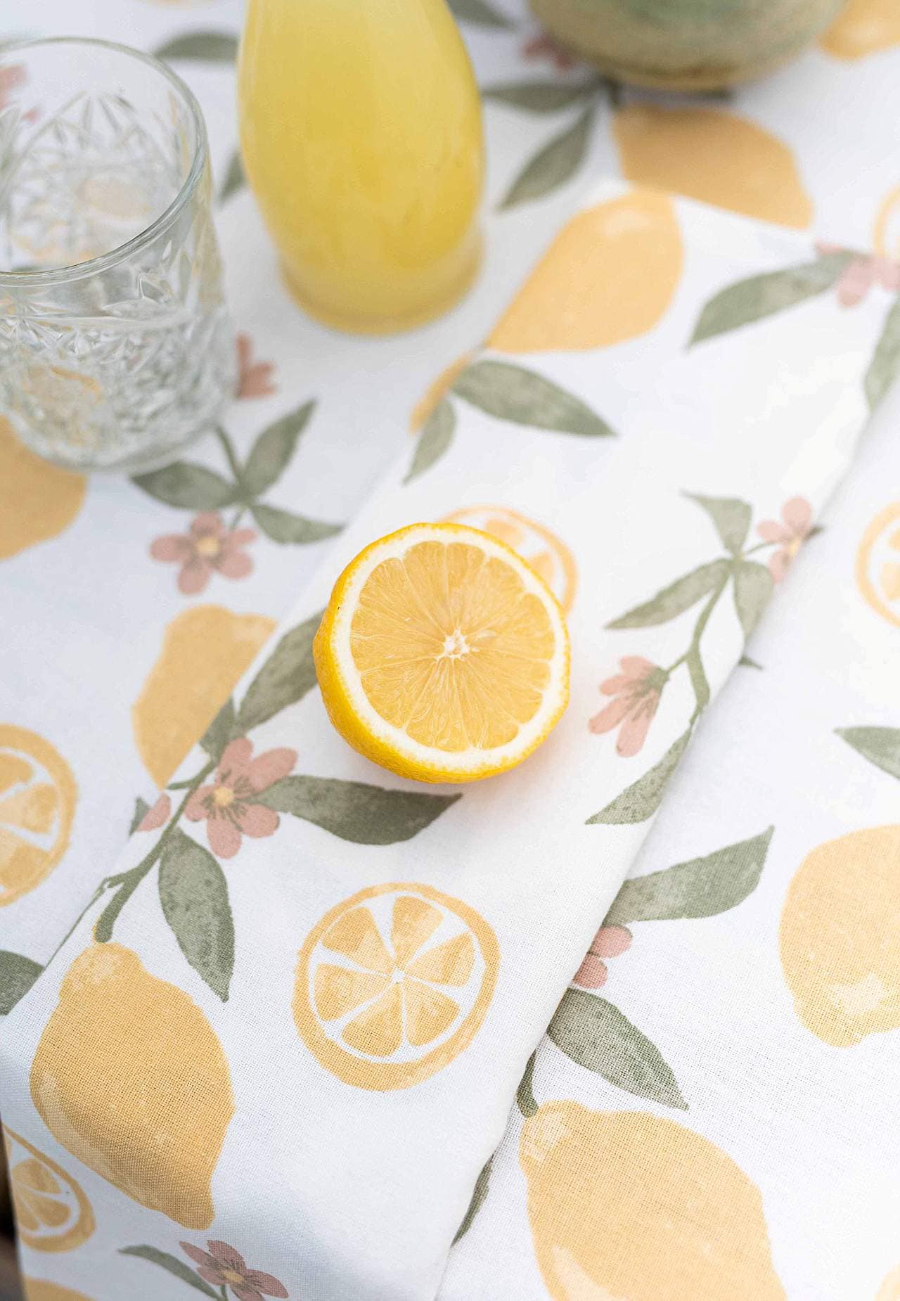 Duk med citronmönster 140x300 cm