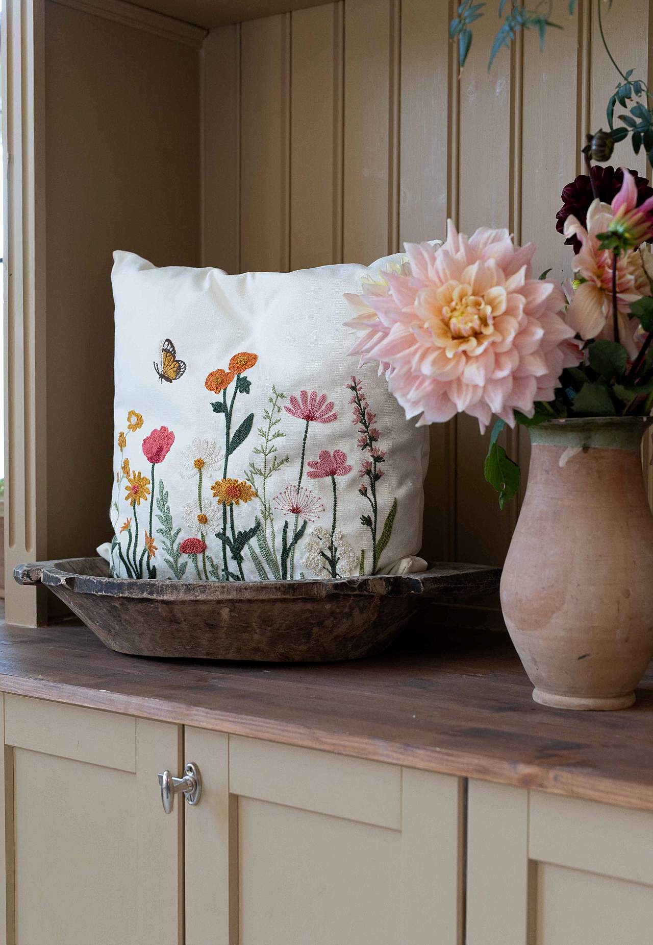 Broderat kuddfodral med blommönster