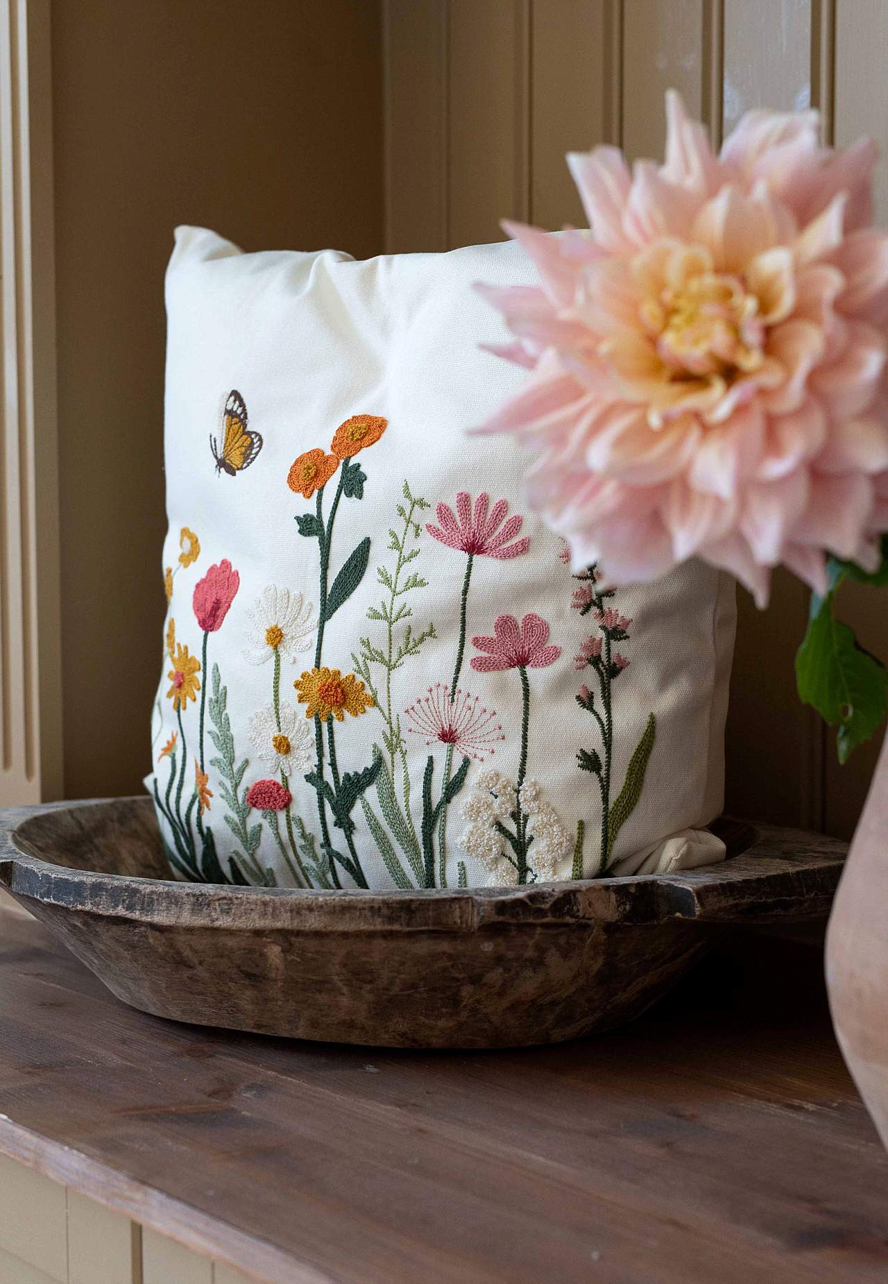 Broderat kuddfodral med blommönster