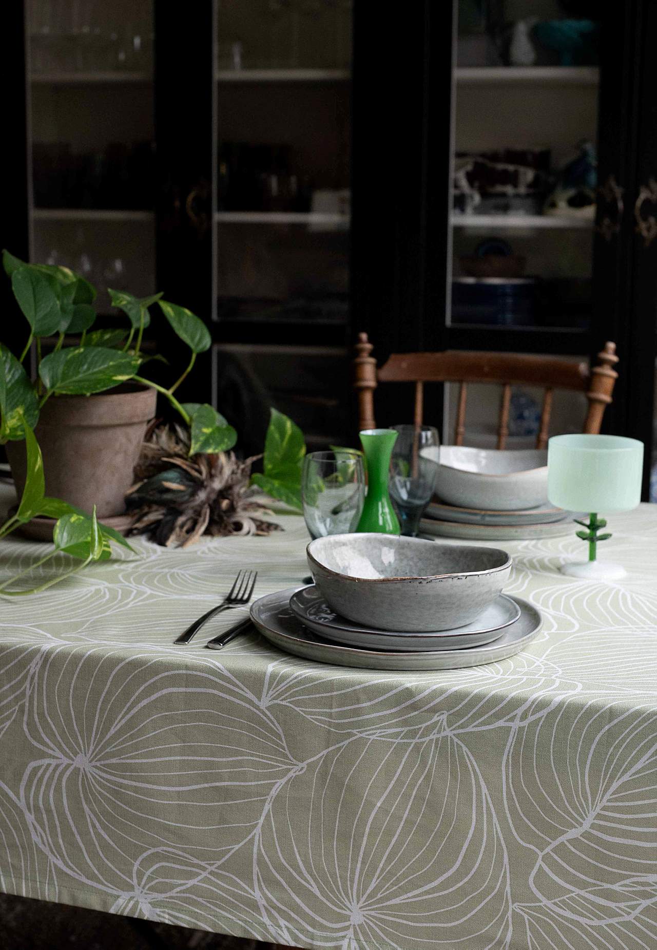 Bladmönstrad, stilren duk