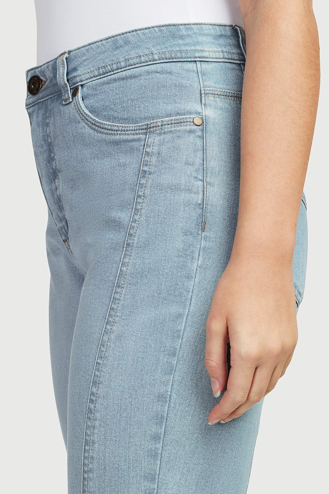 Caprijeans med femficksdesign