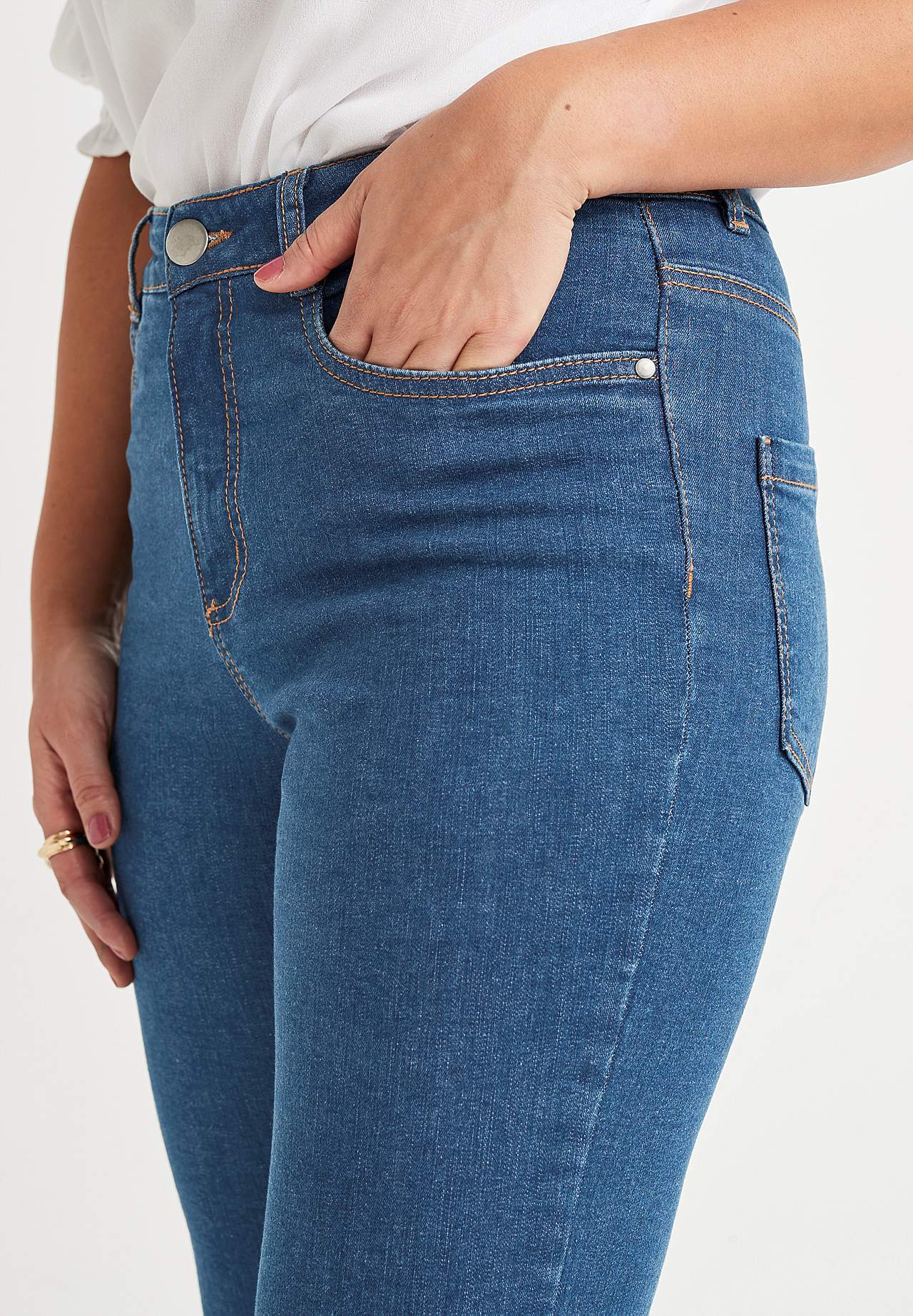 Lätt utsvängda jeans Nikita