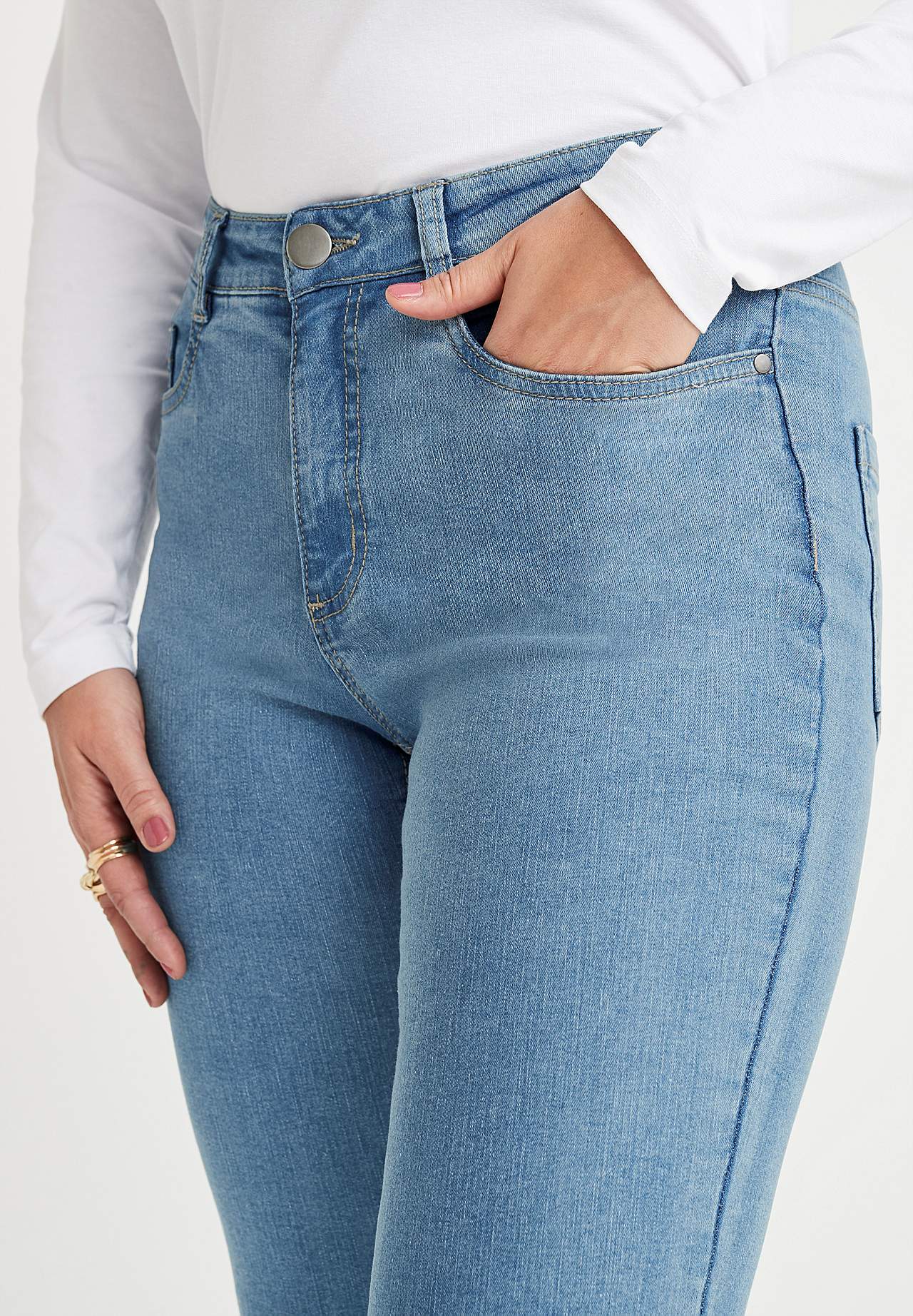 Lätt utsvängda jeans Nikita