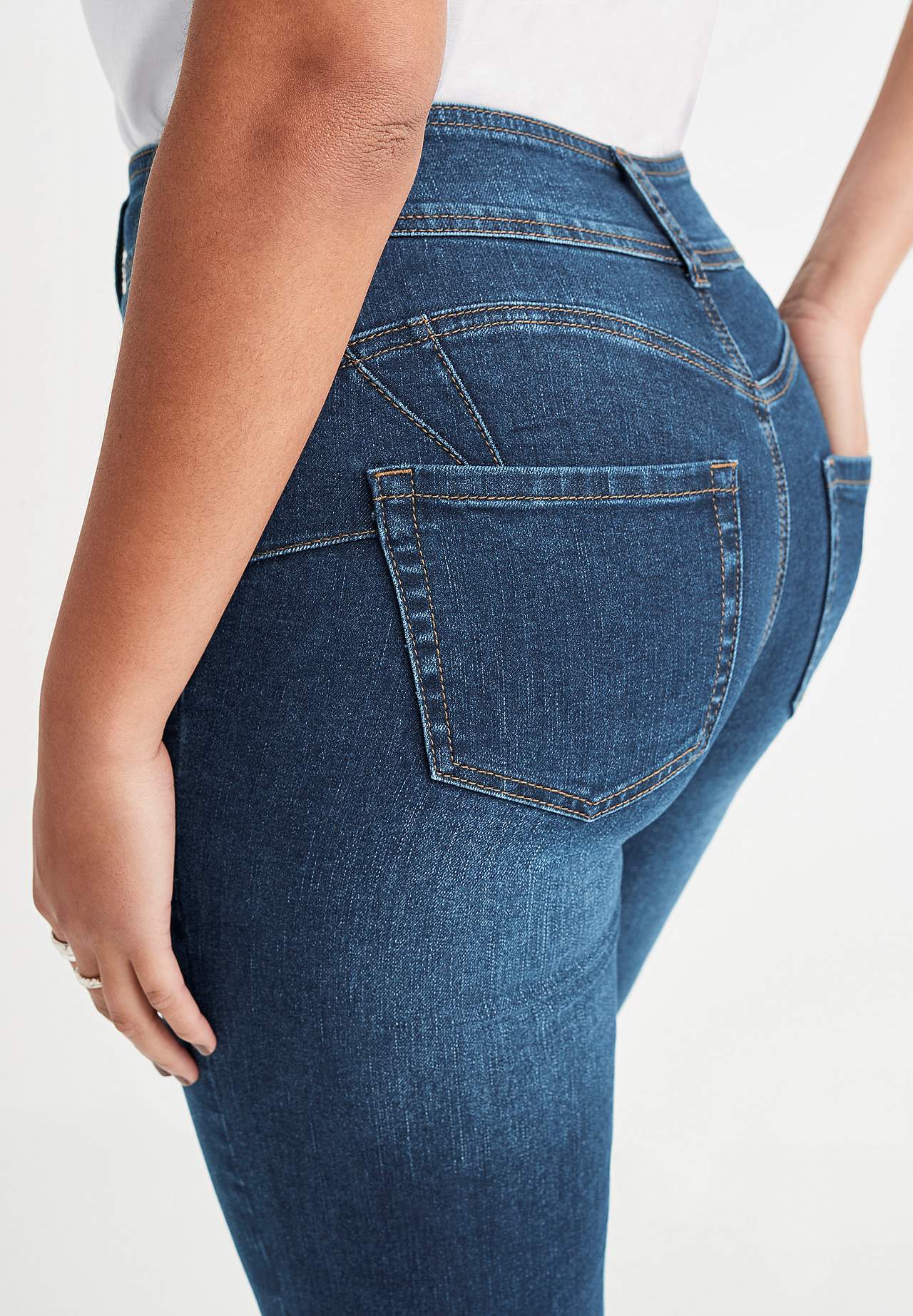 Stretchiga caprijeans med shaping-effekt