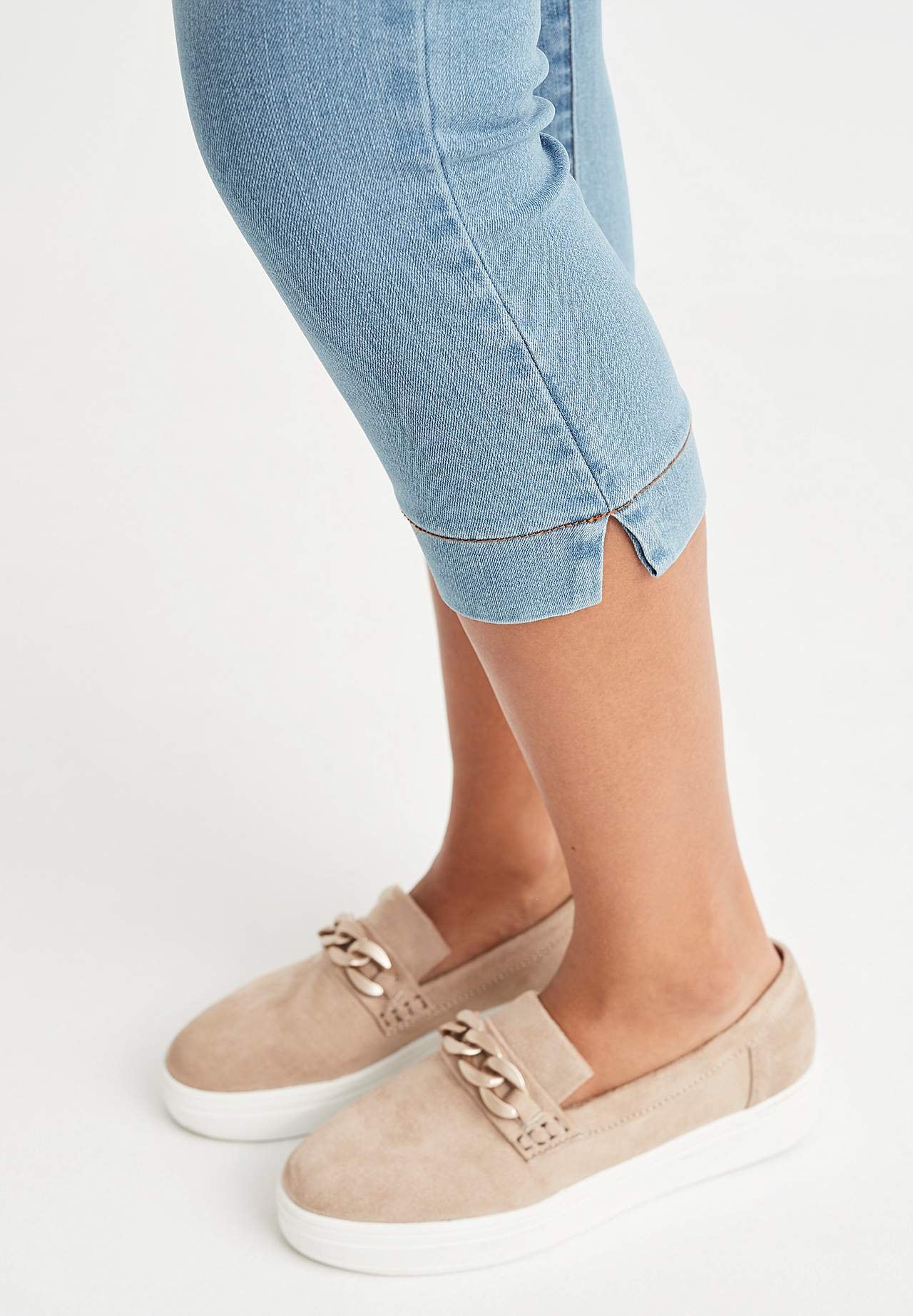 Stretchiga caprijeans med shaping-effekt