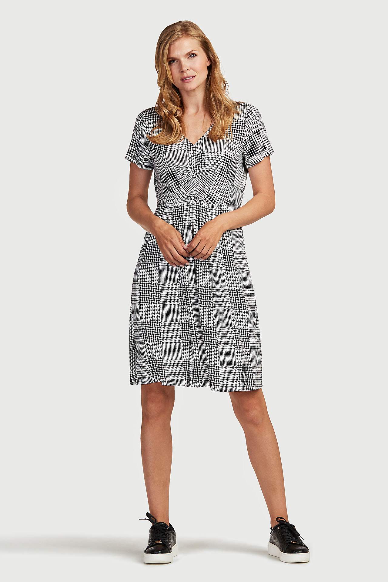 Svartvitmönstrad trikåklänning med korta ärmar