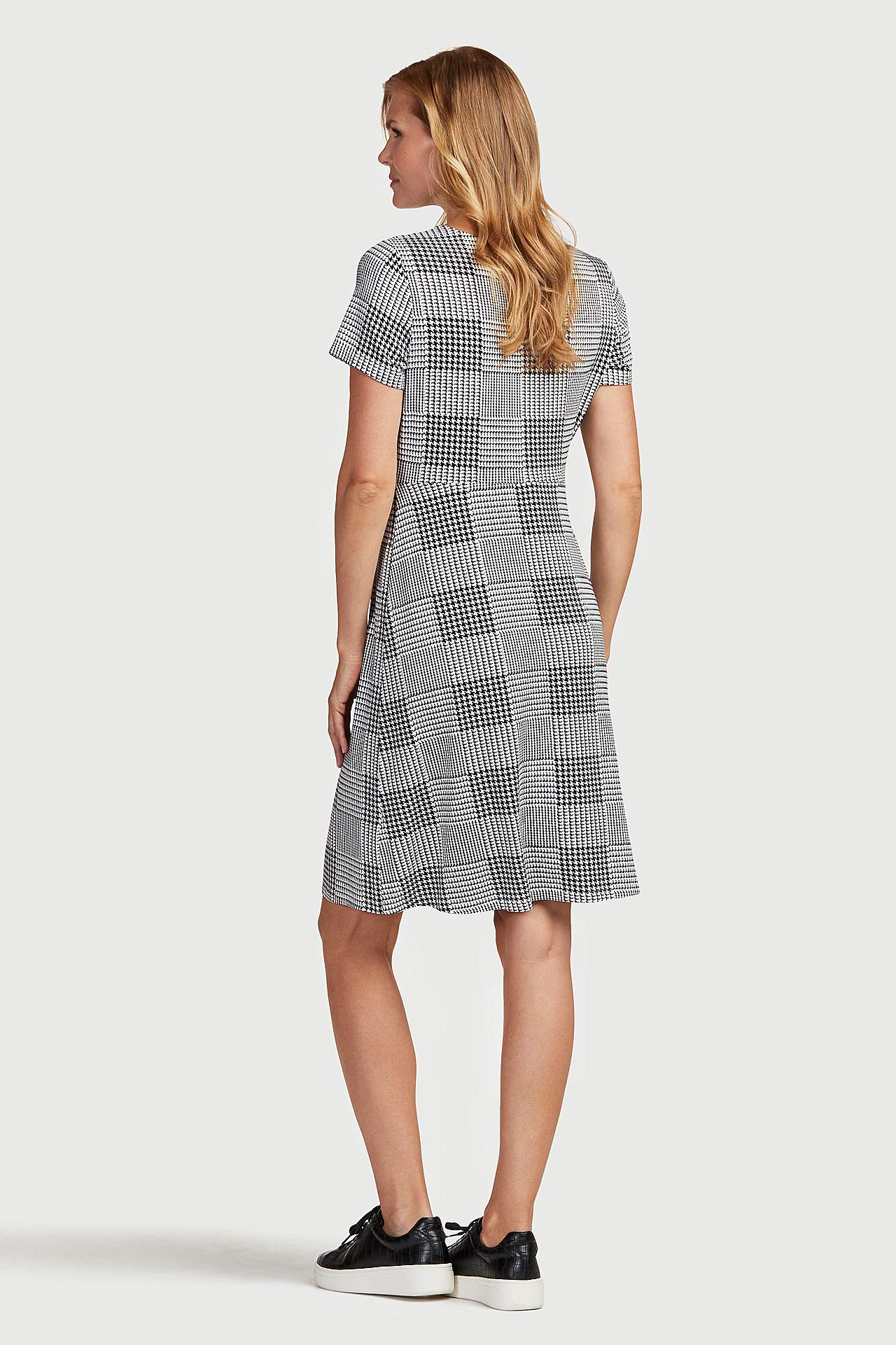 Svartvitmönstrad trikåklänning med korta ärmar