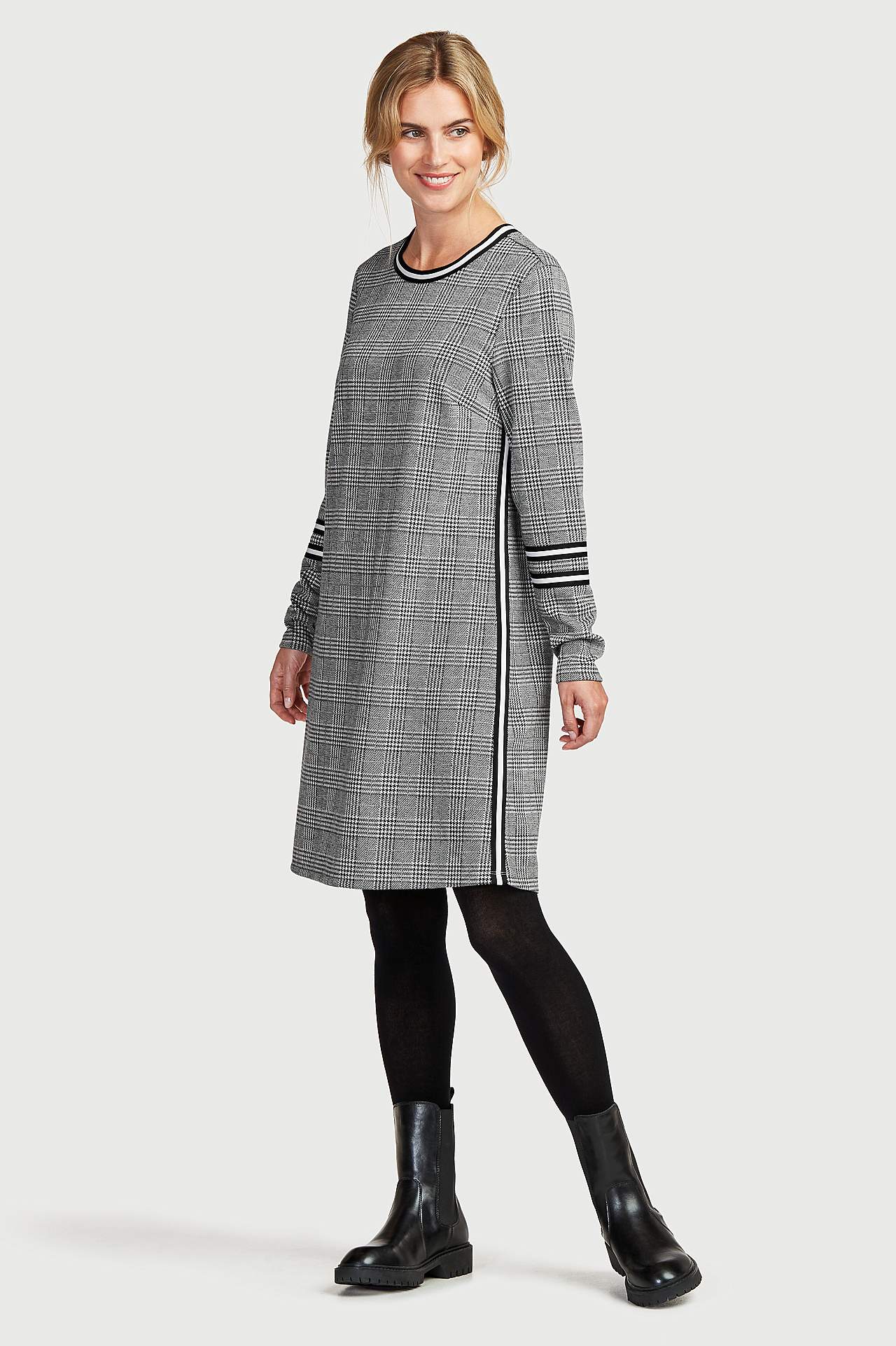 Trikåklänning med kontrastfärgade detaljer