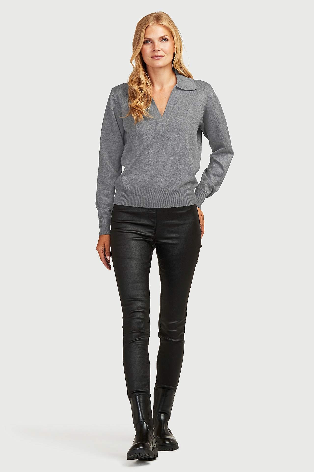 Mjuk, stickad tröja med krage