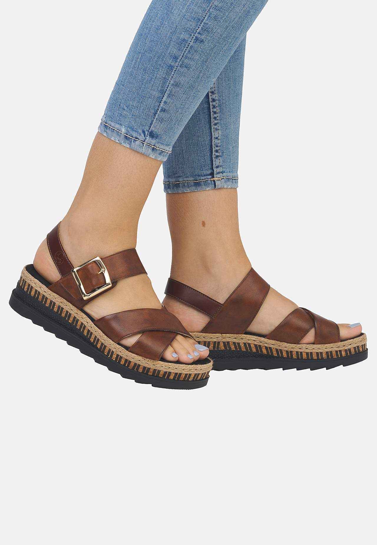 Bekväm sandal med korsande remmar