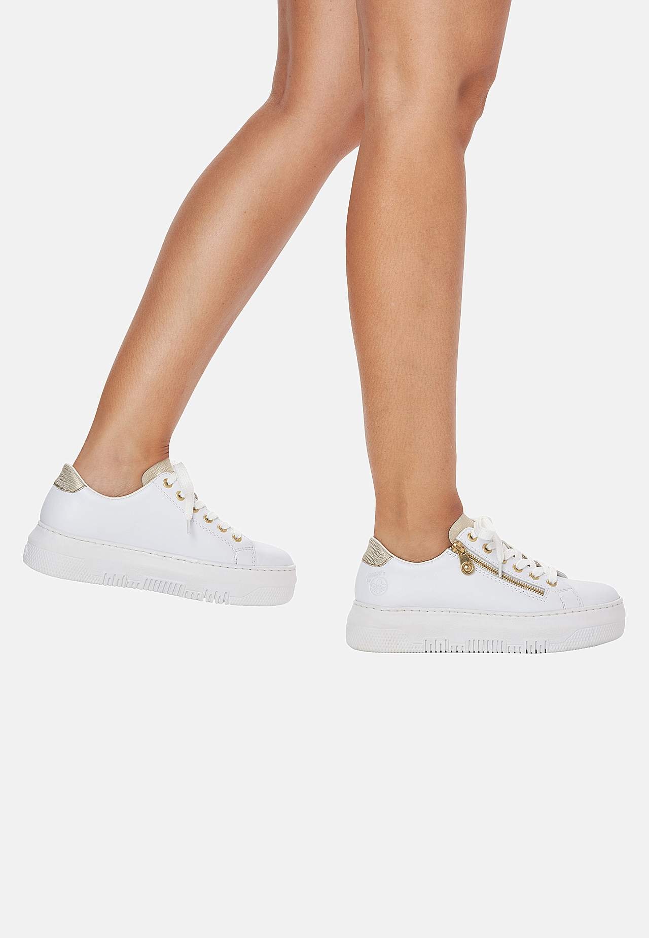 Sneaker med guldfärgade detaljer