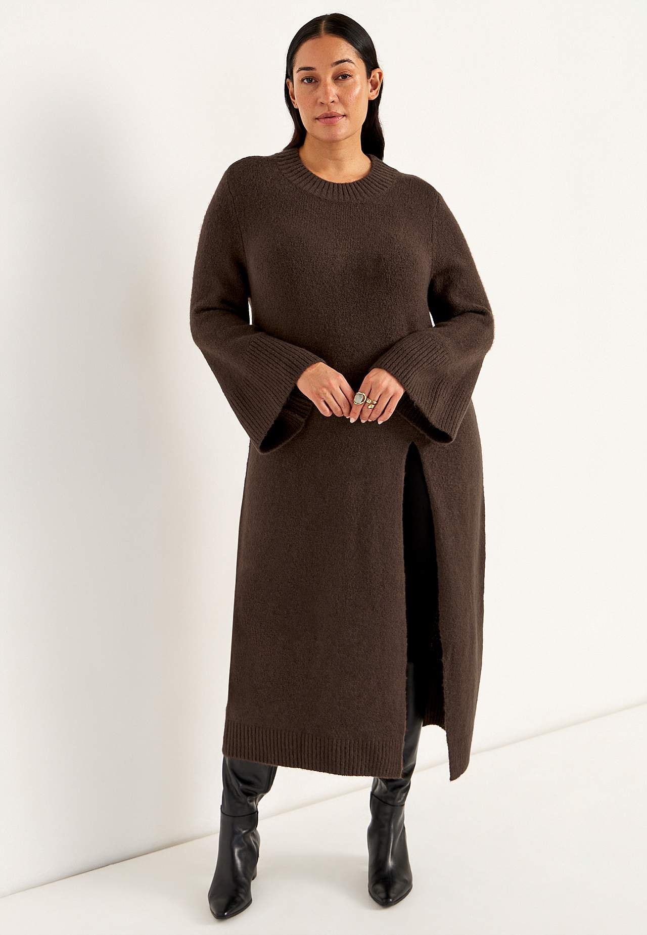 Stickad klänning med hög slits