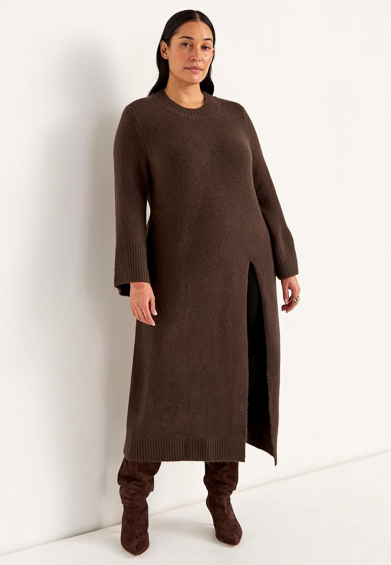 Stickad klänning med hög slits