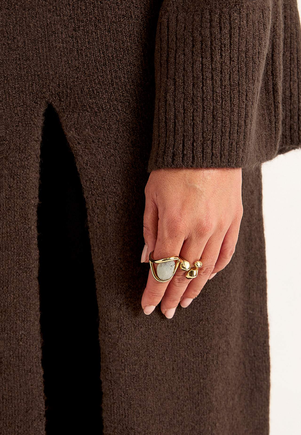 Stickad klänning med hög slits