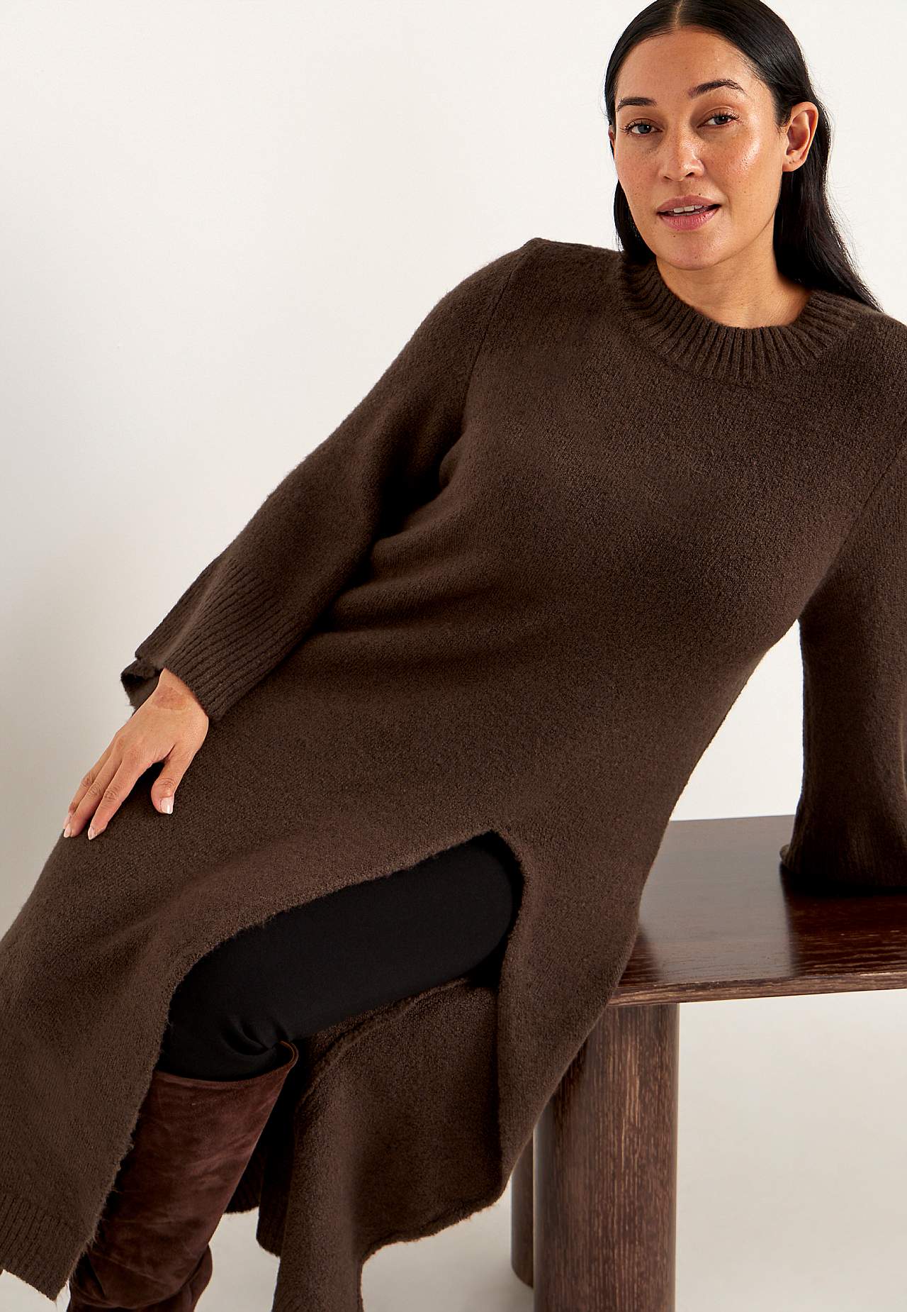 Stickad klänning med hög slits