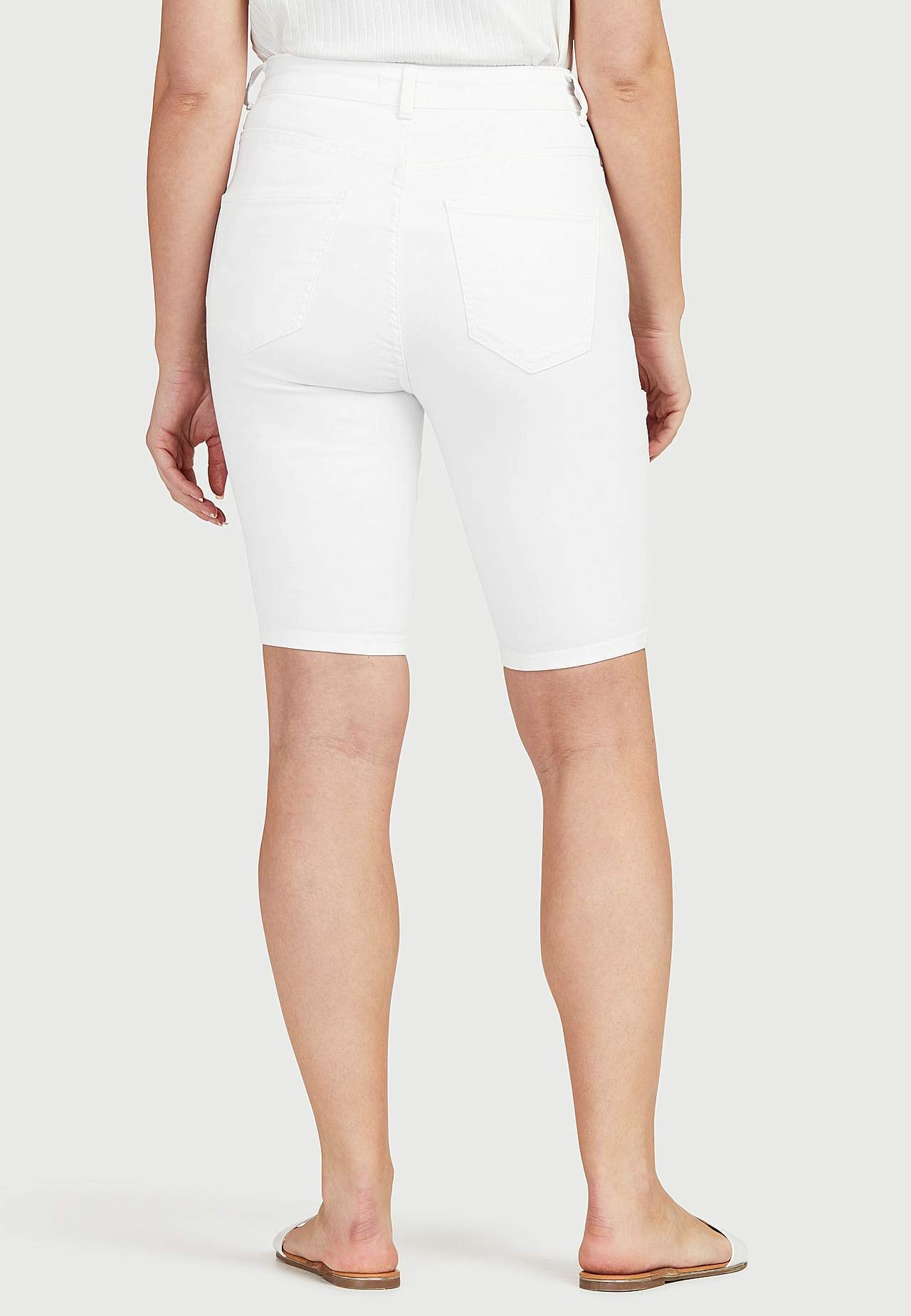 Stretchiga jeansshorts med långt ben Ella