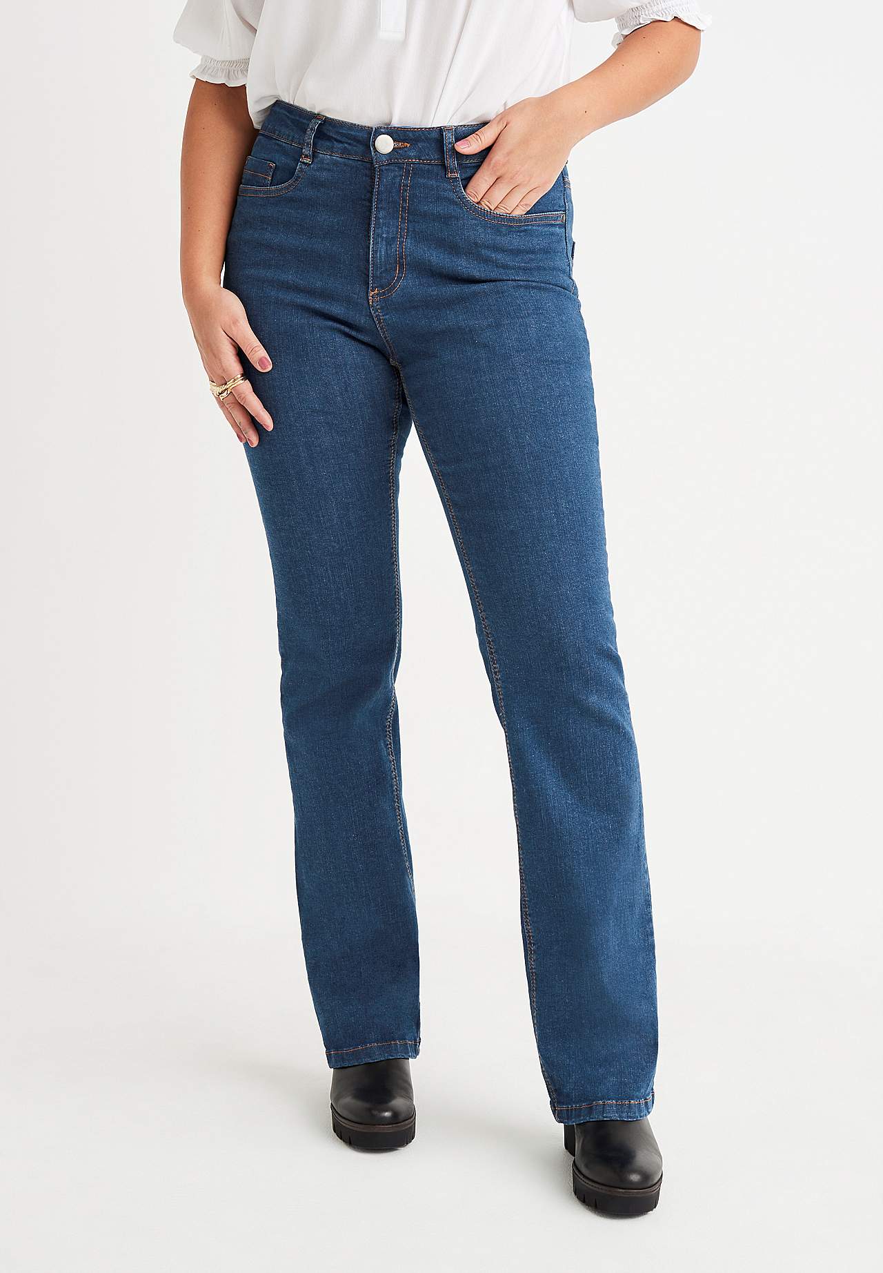 Lätt utsvängda jeans Nikita
