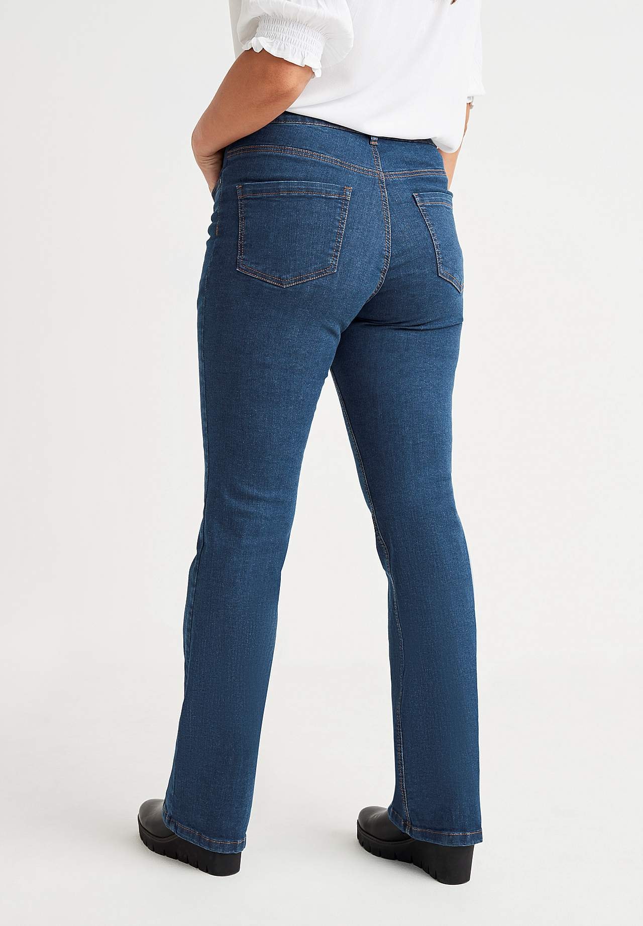 Lätt utsvängda jeans Nikita