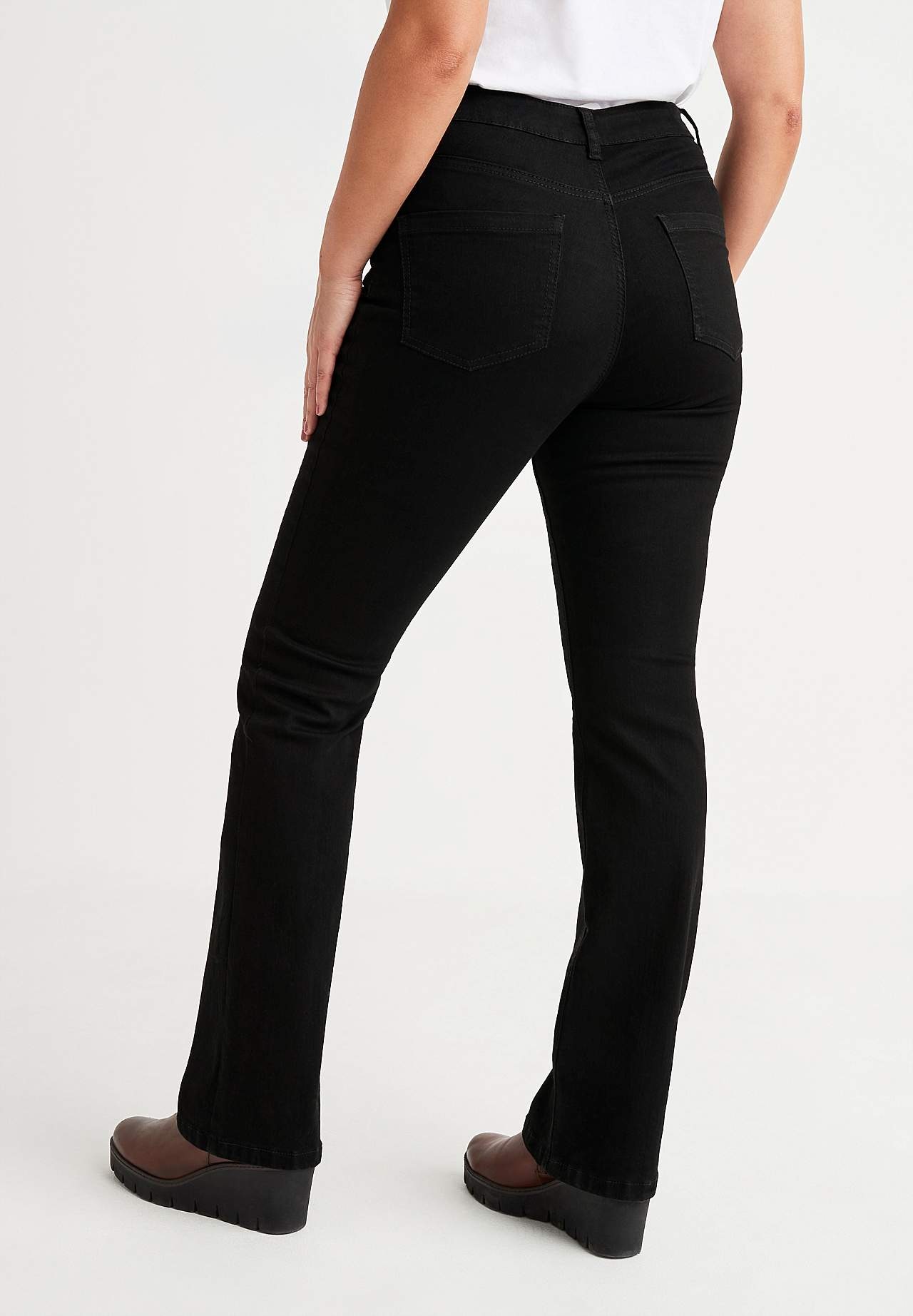 Lätt utsvängda jeans Nikita