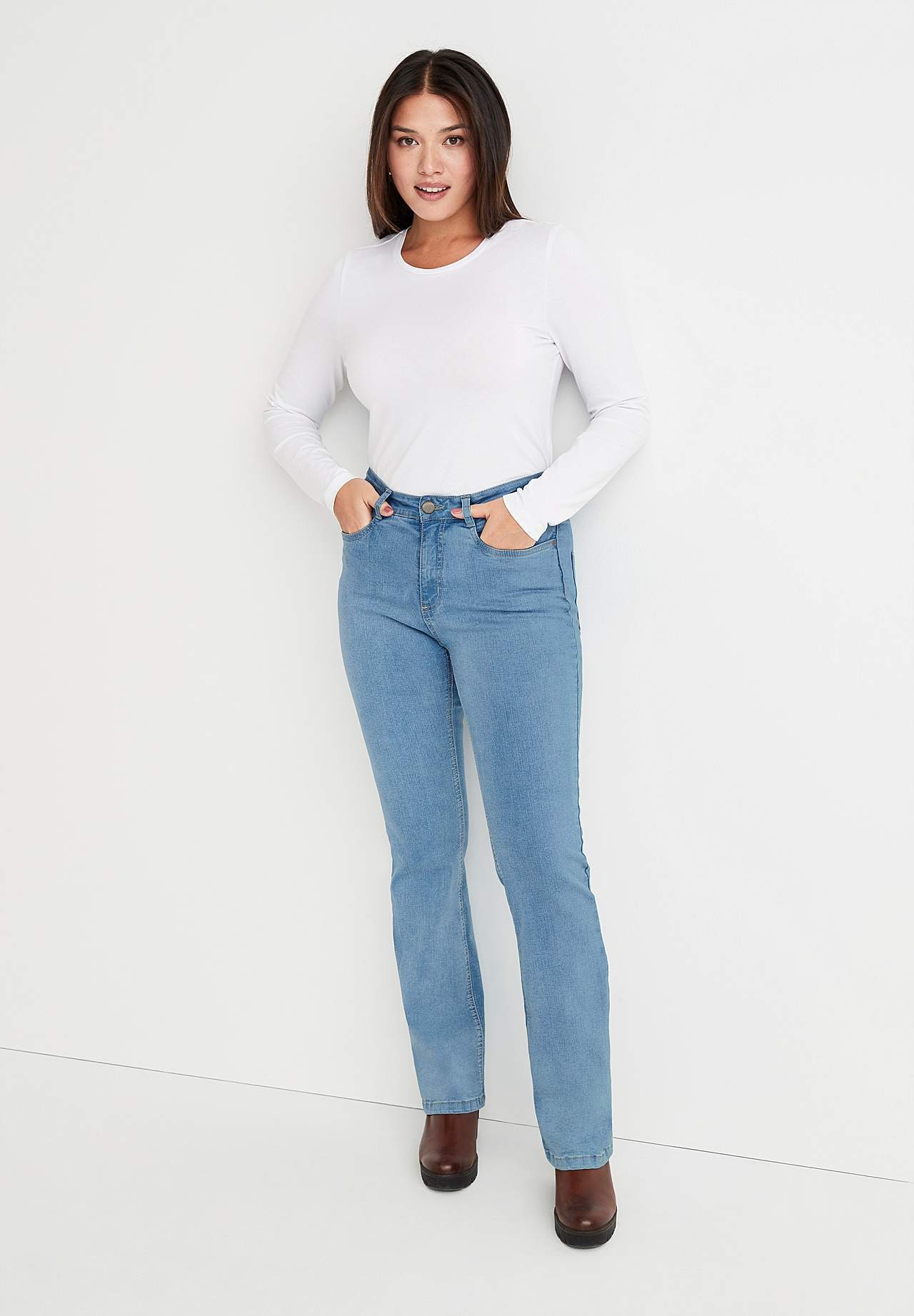 Lätt utsvängda jeans Nikita