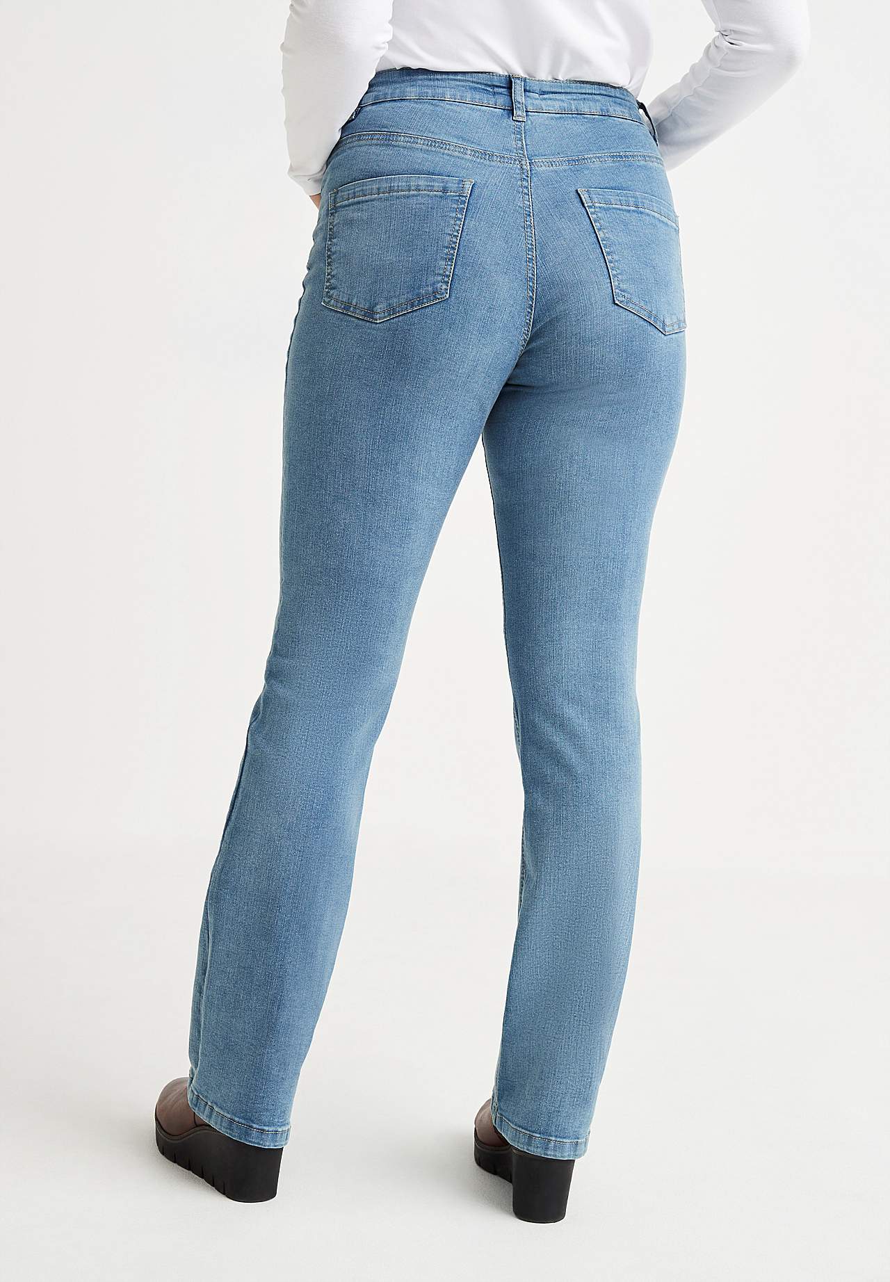 Lätt utsvängda jeans Nikita