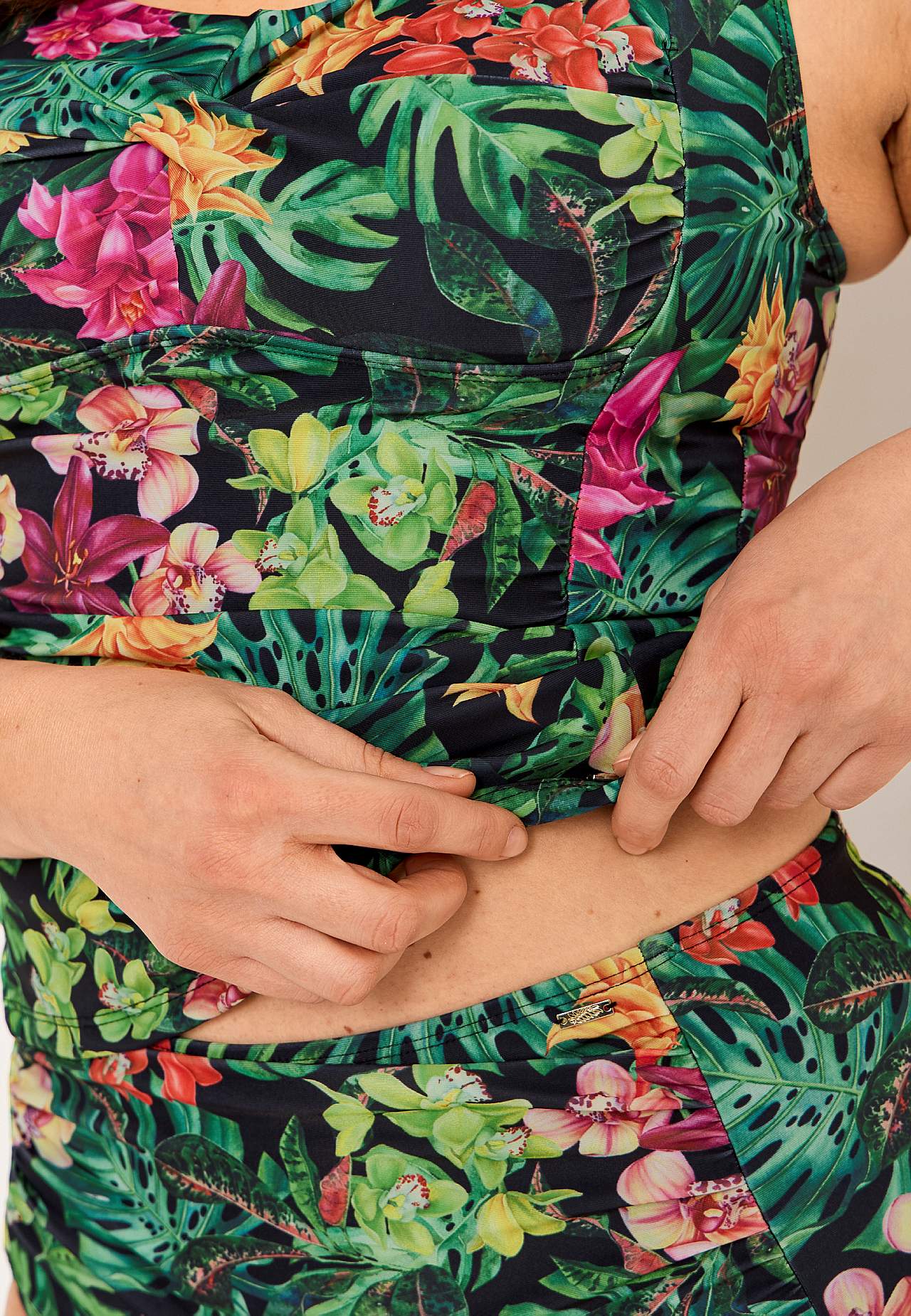 Blommönstrad tankinitopp med shaping-effekt