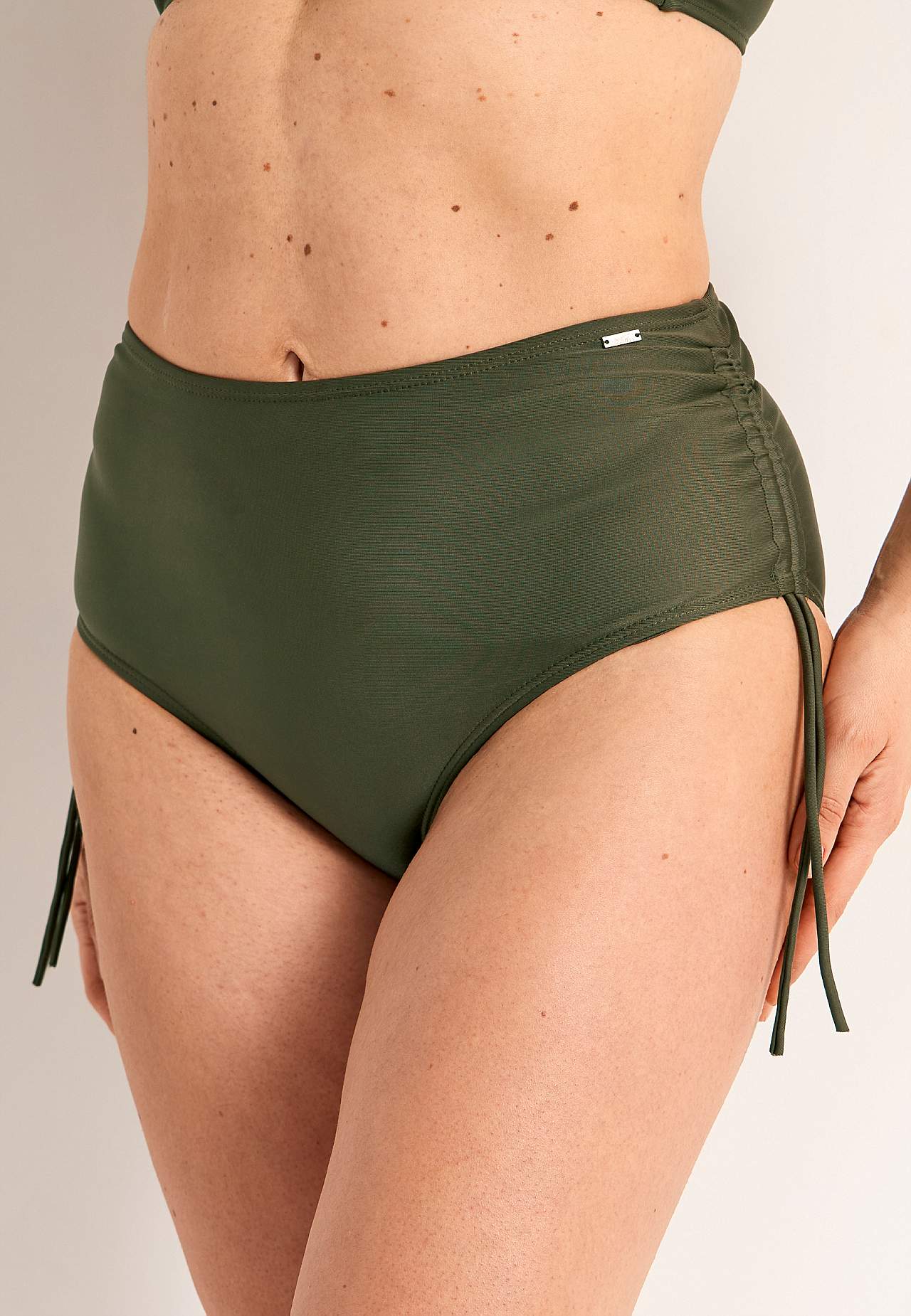 Rynkad bikinitrosa med hög midja