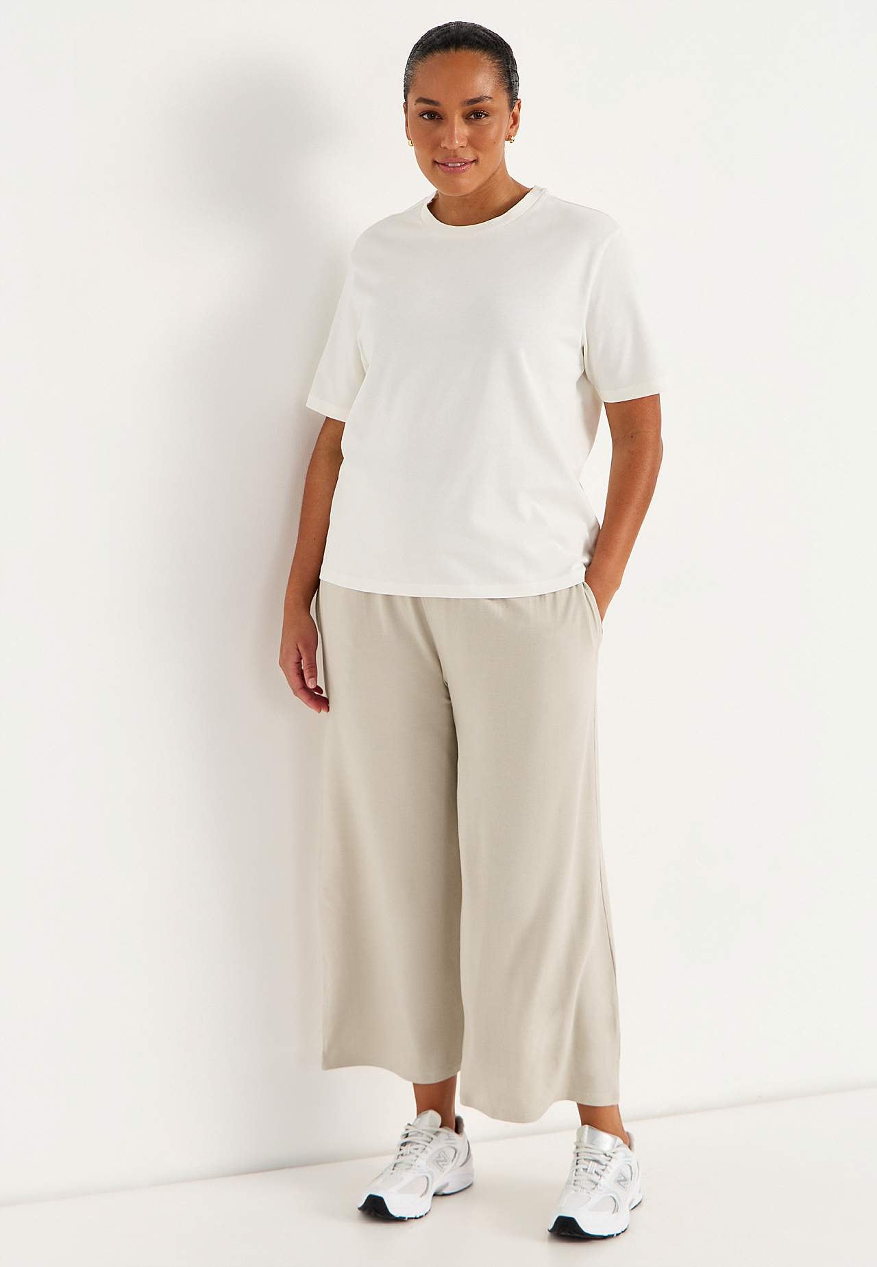 Mjuk trikåbyxa med smockad resårmidja Liv