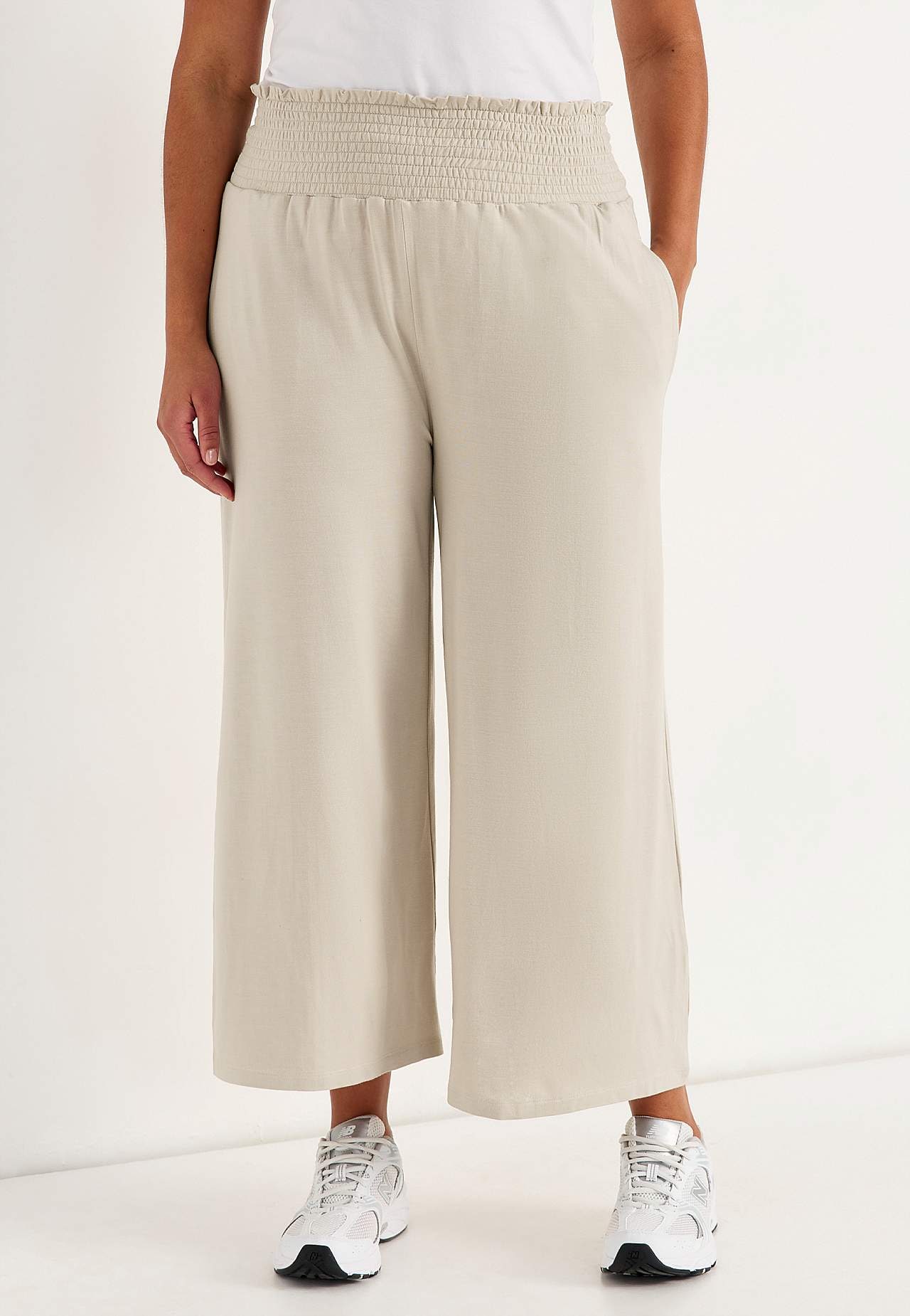 Mjuk trikåbyxa med smockad resårmidja Liv