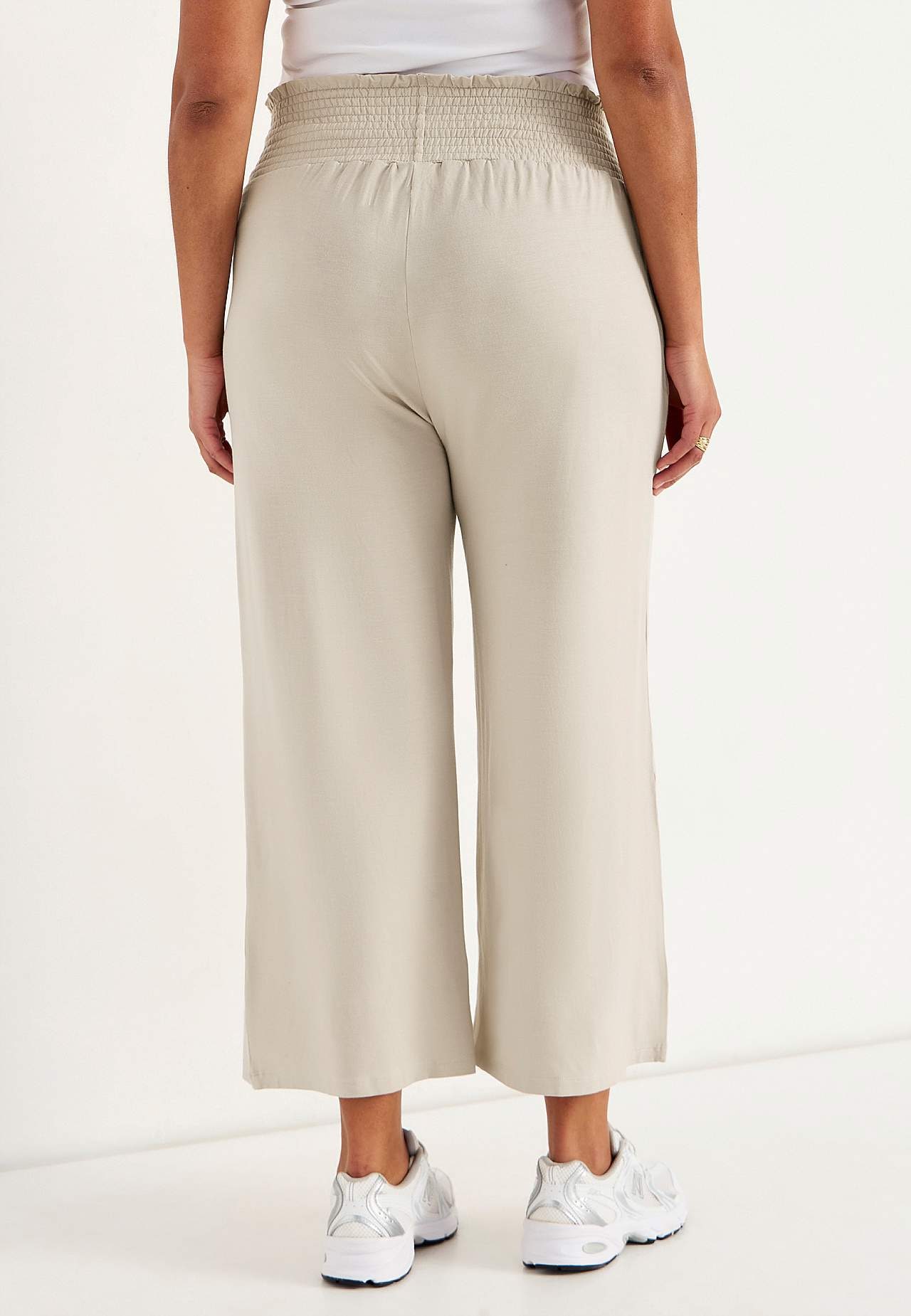 Mjuk trikåbyxa med smockad resårmidja Liv