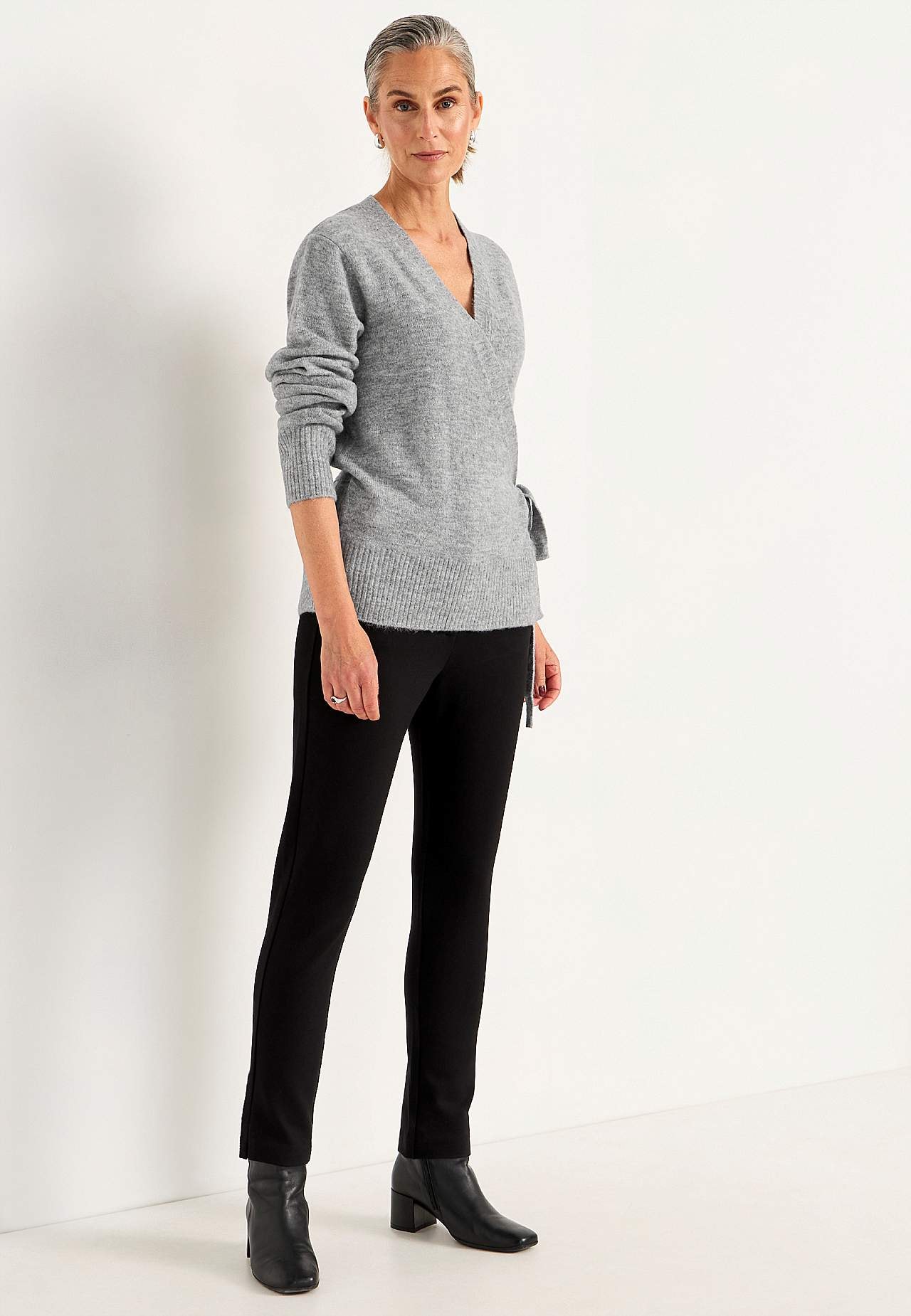 Stickad cardigan med omlottdesign