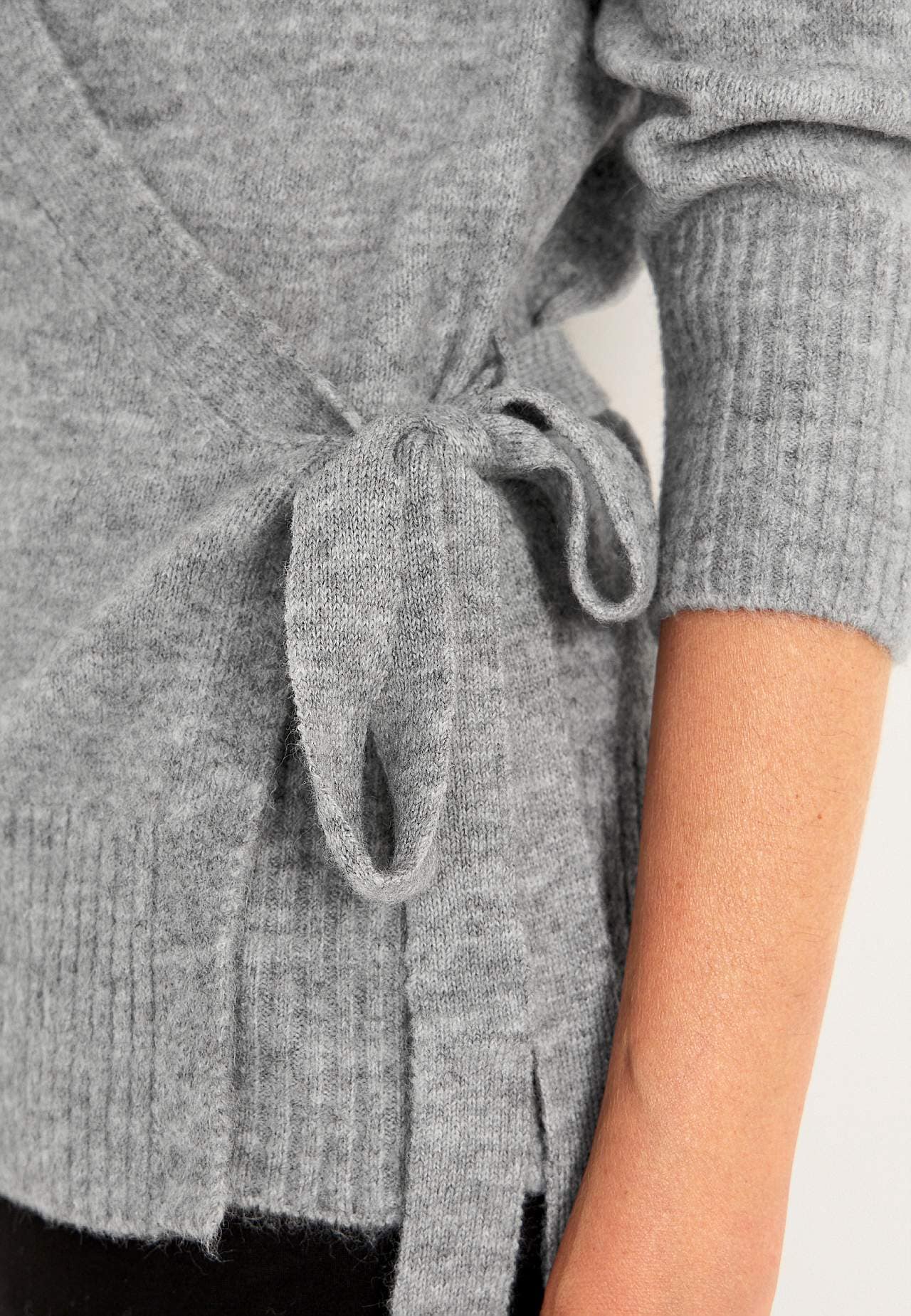 Stickad cardigan med omlottdesign