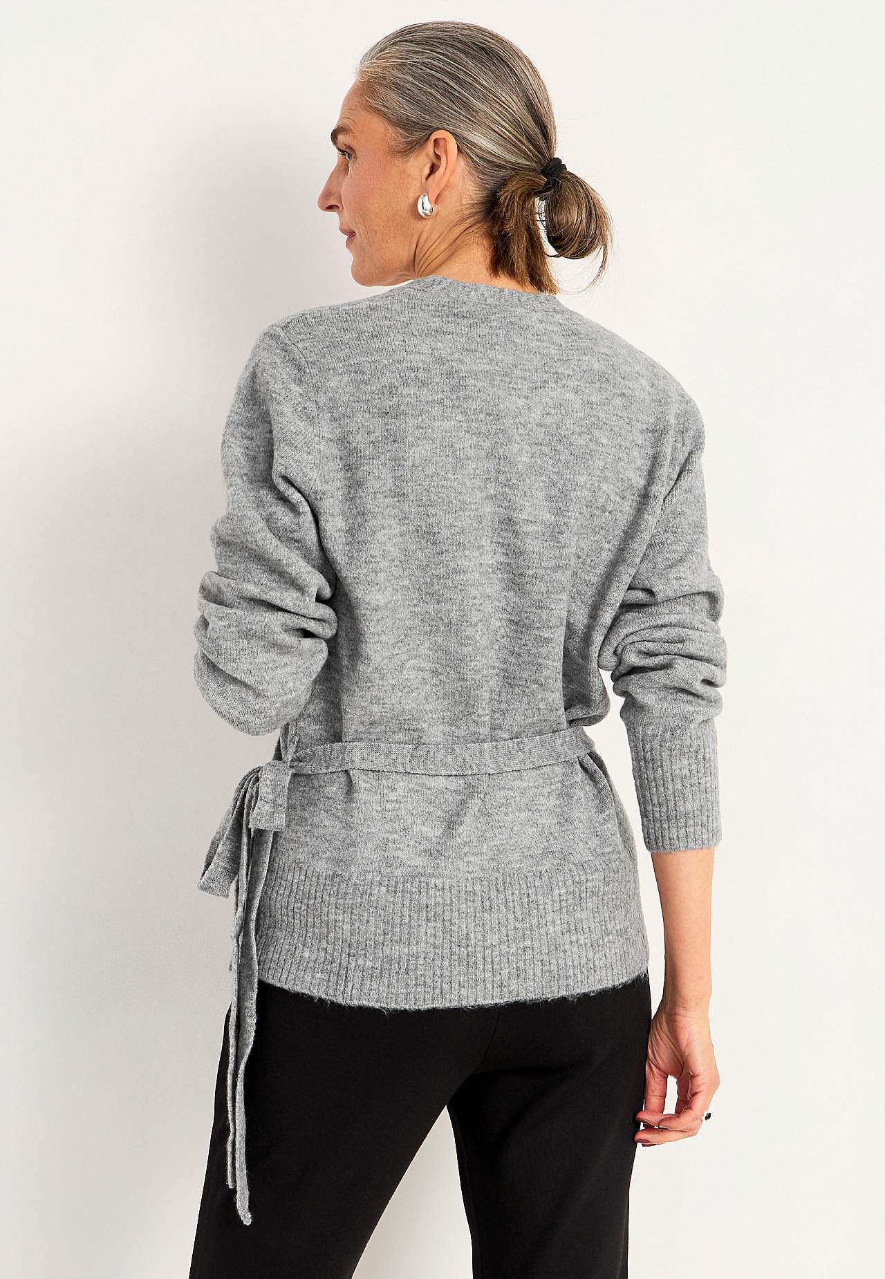 Stickad cardigan med omlottdesign