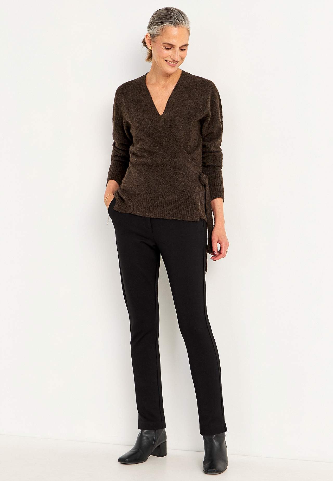 Stickad cardigan med omlottdesign